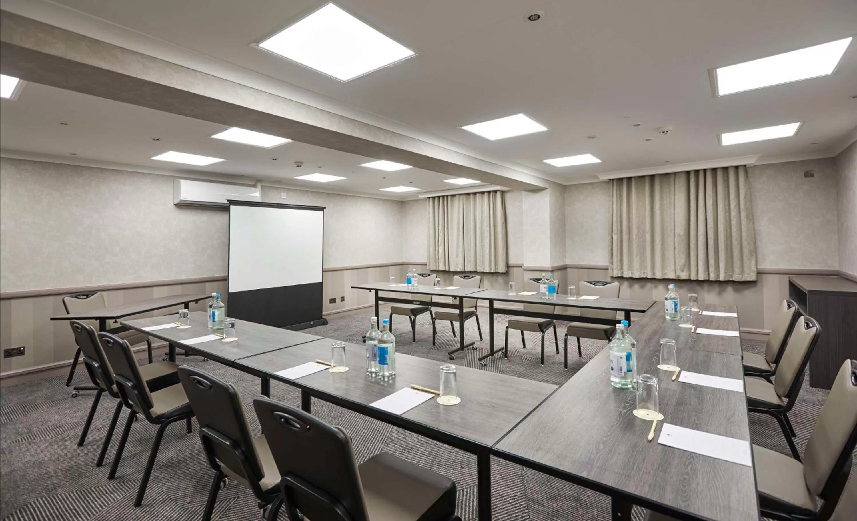 Meeting/conference room in DoubleTree by Hilton Bristol North