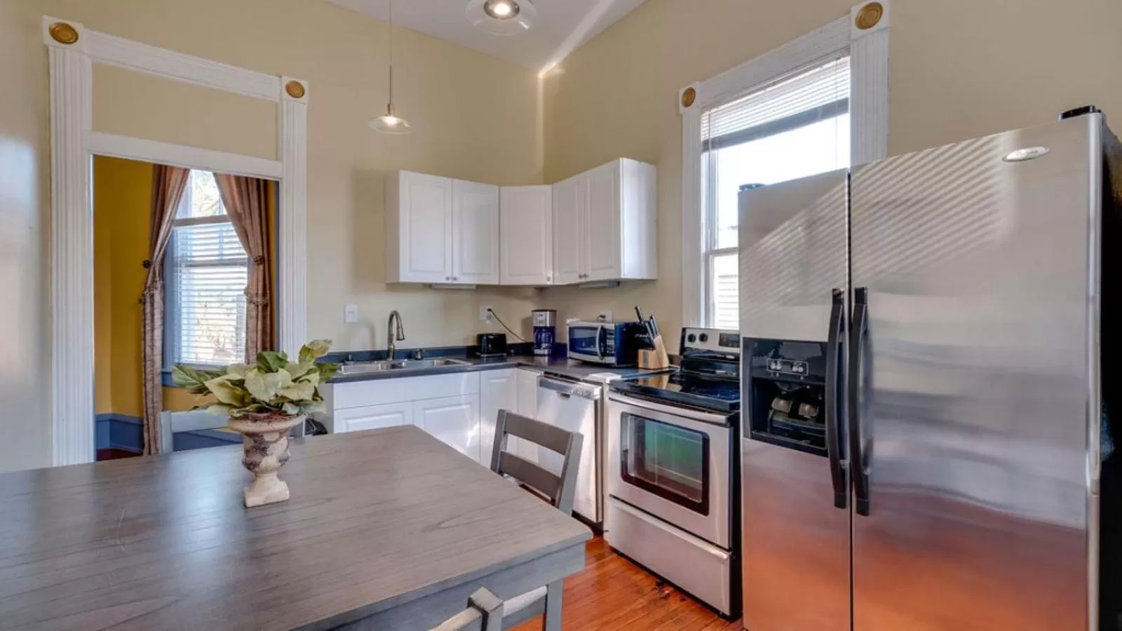 Kitchen/Kitchenette in Forsyth Park 2 Bedroom Beauty