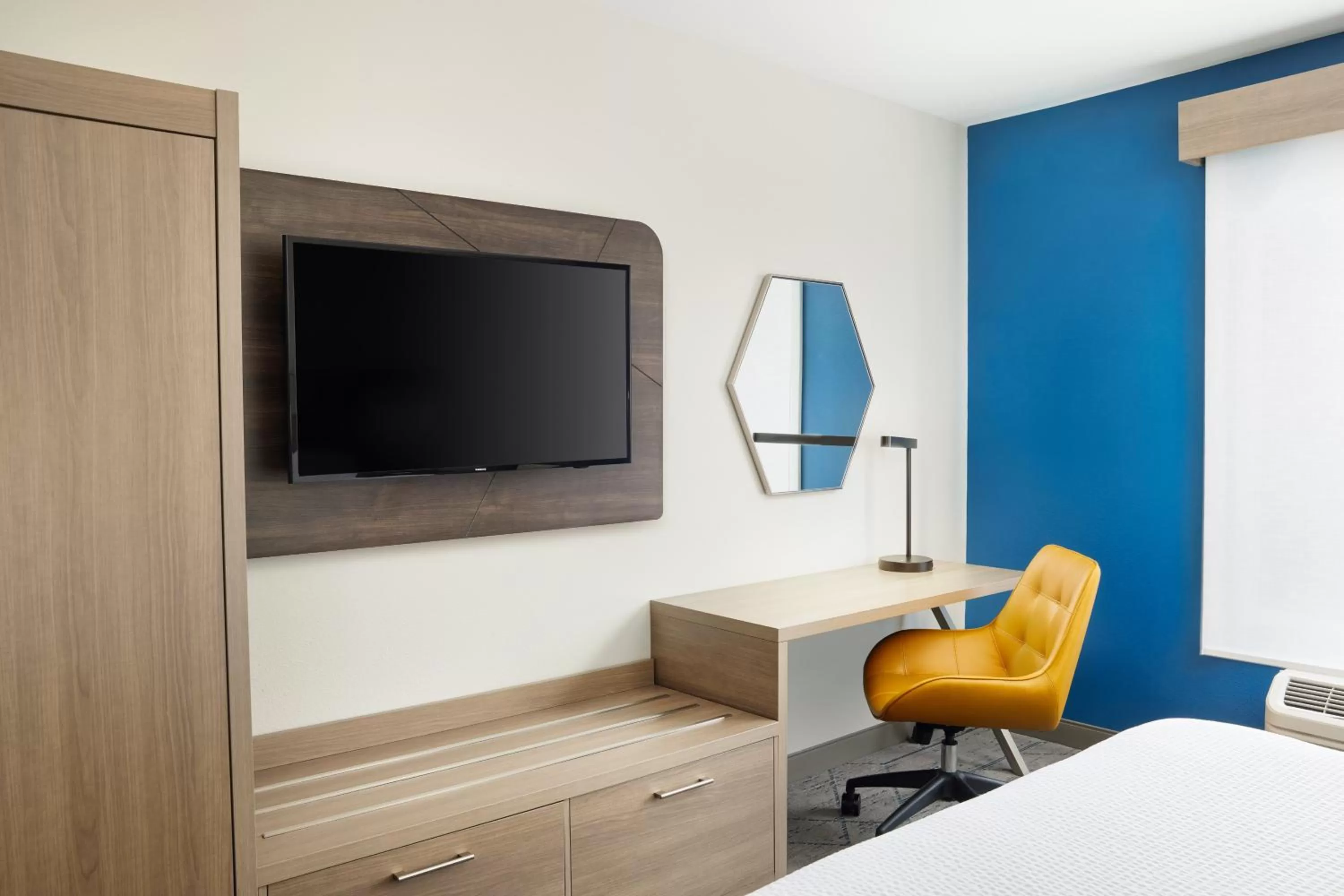 TV and multimedia, Bed in Holiday Inn Express Hotel & Suites Port St. Lucie West by IHG