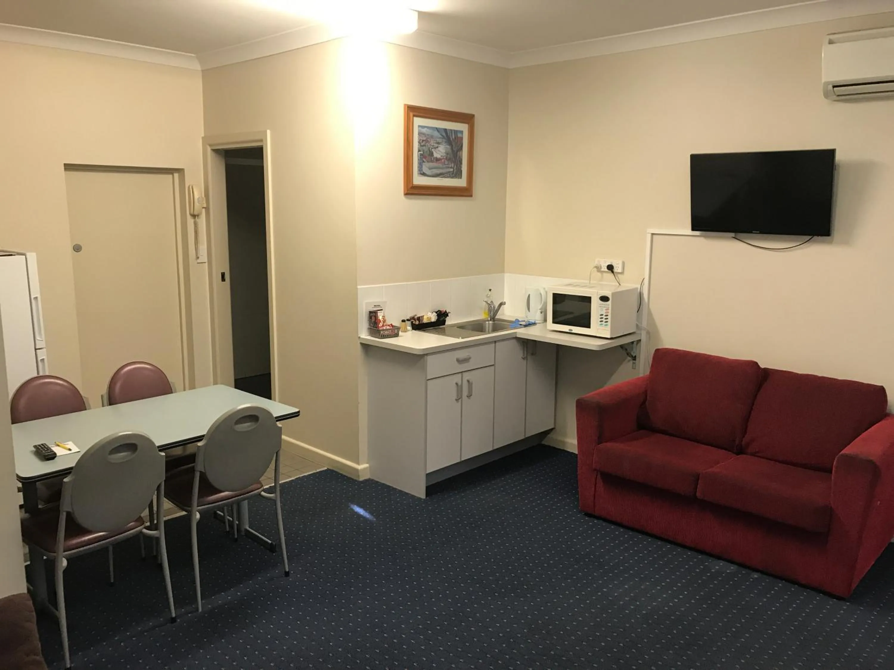 Kitchen or kitchenette in Orange Motor Lodge