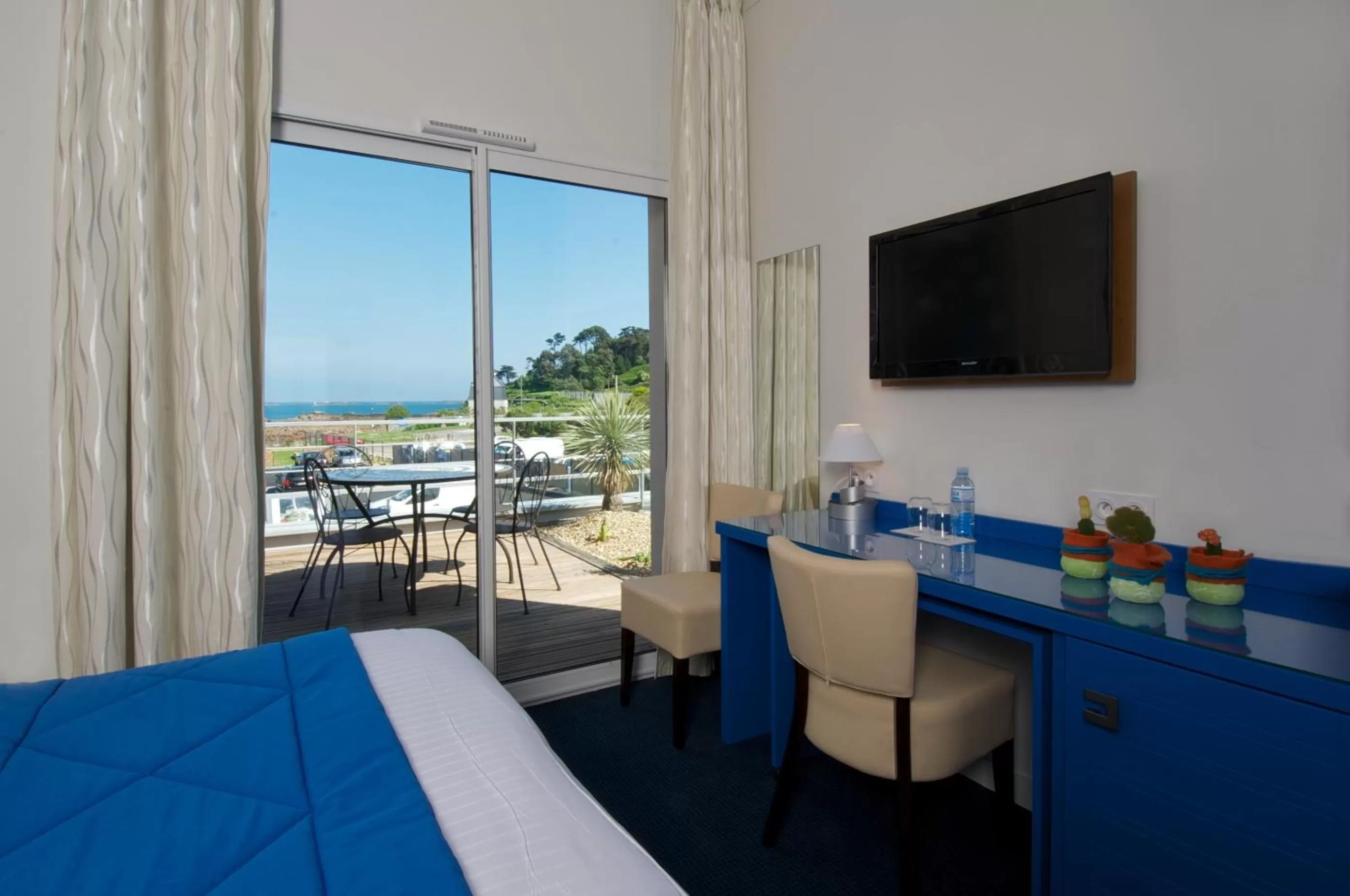 Bed in Best Western Plus Les Terrasses de Bréhat