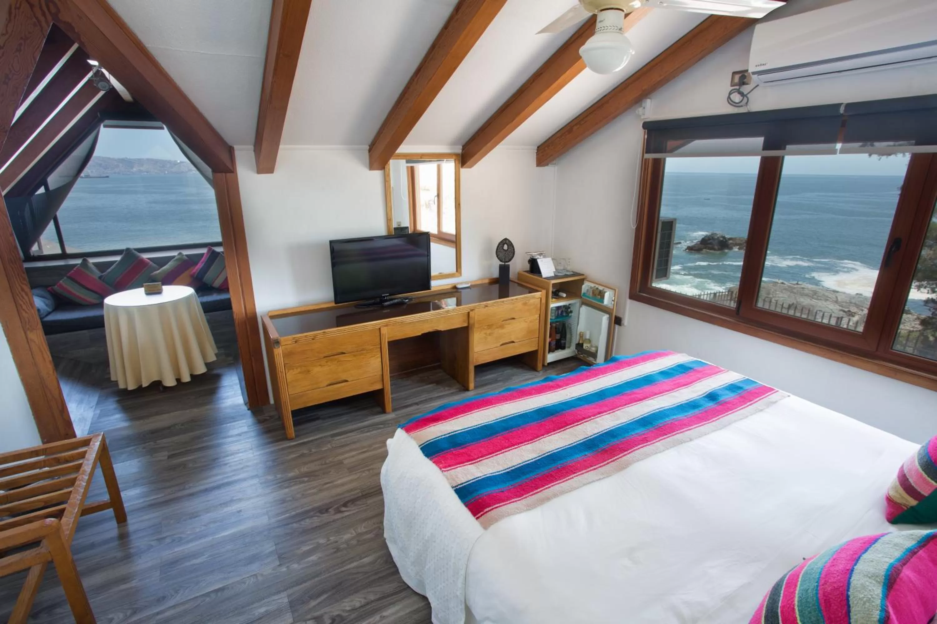 Photo of the whole room, Bed in Hotel Oceanic