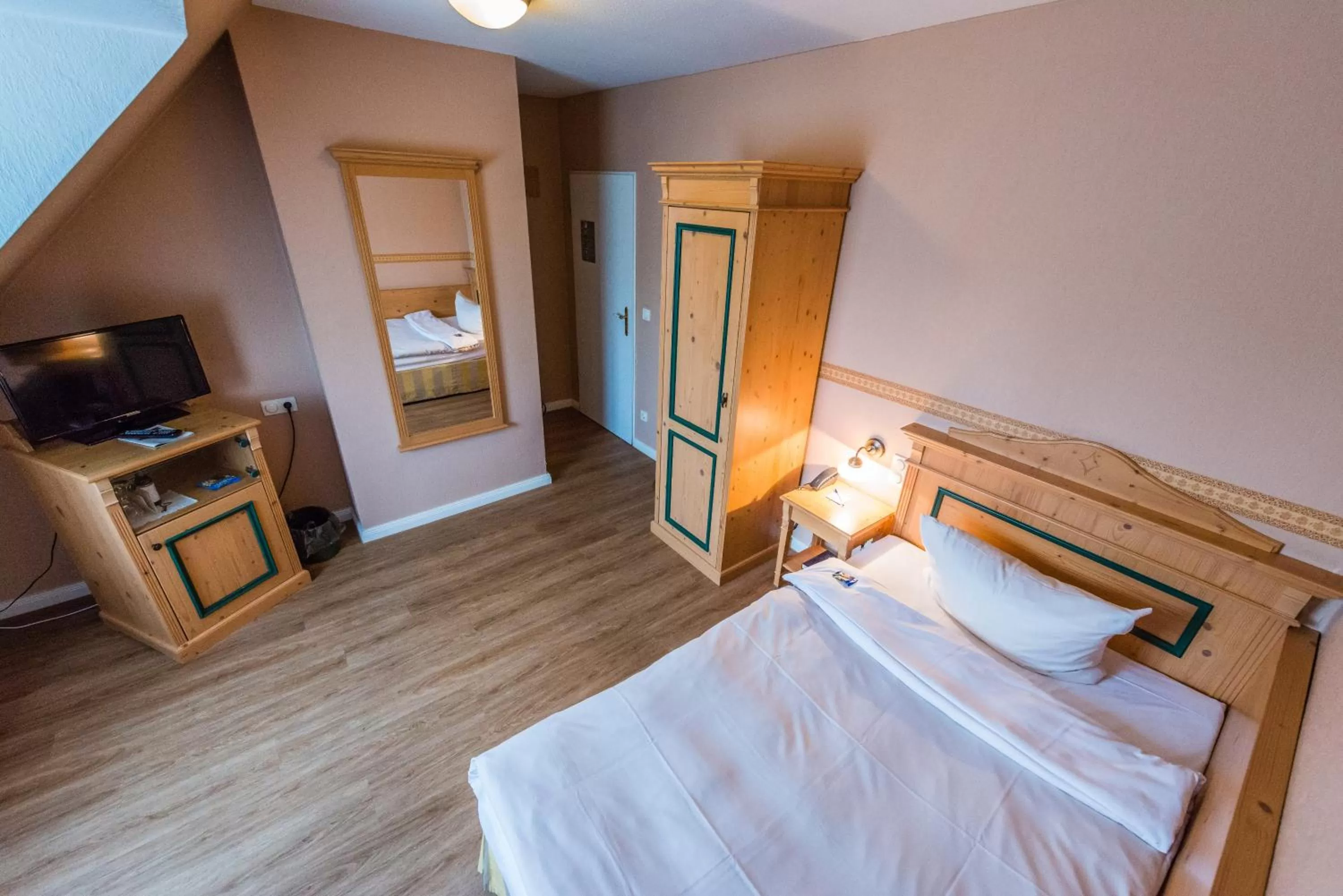 Bed in Hotel Zum Zeppelin Hamburg