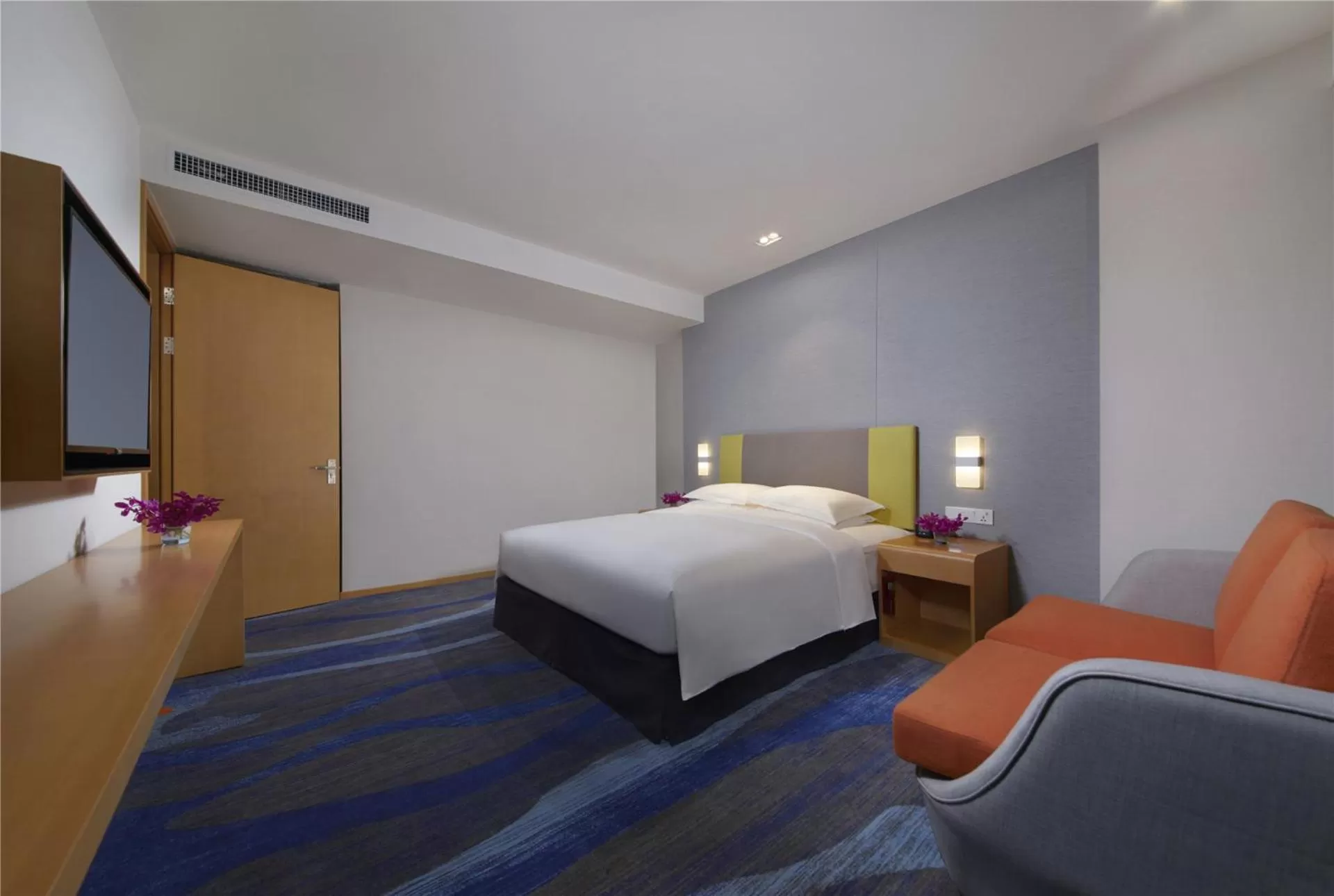 Photo of the whole room, Bed in Holiday Inn Express Zhengzhou Zhengdong by IHG