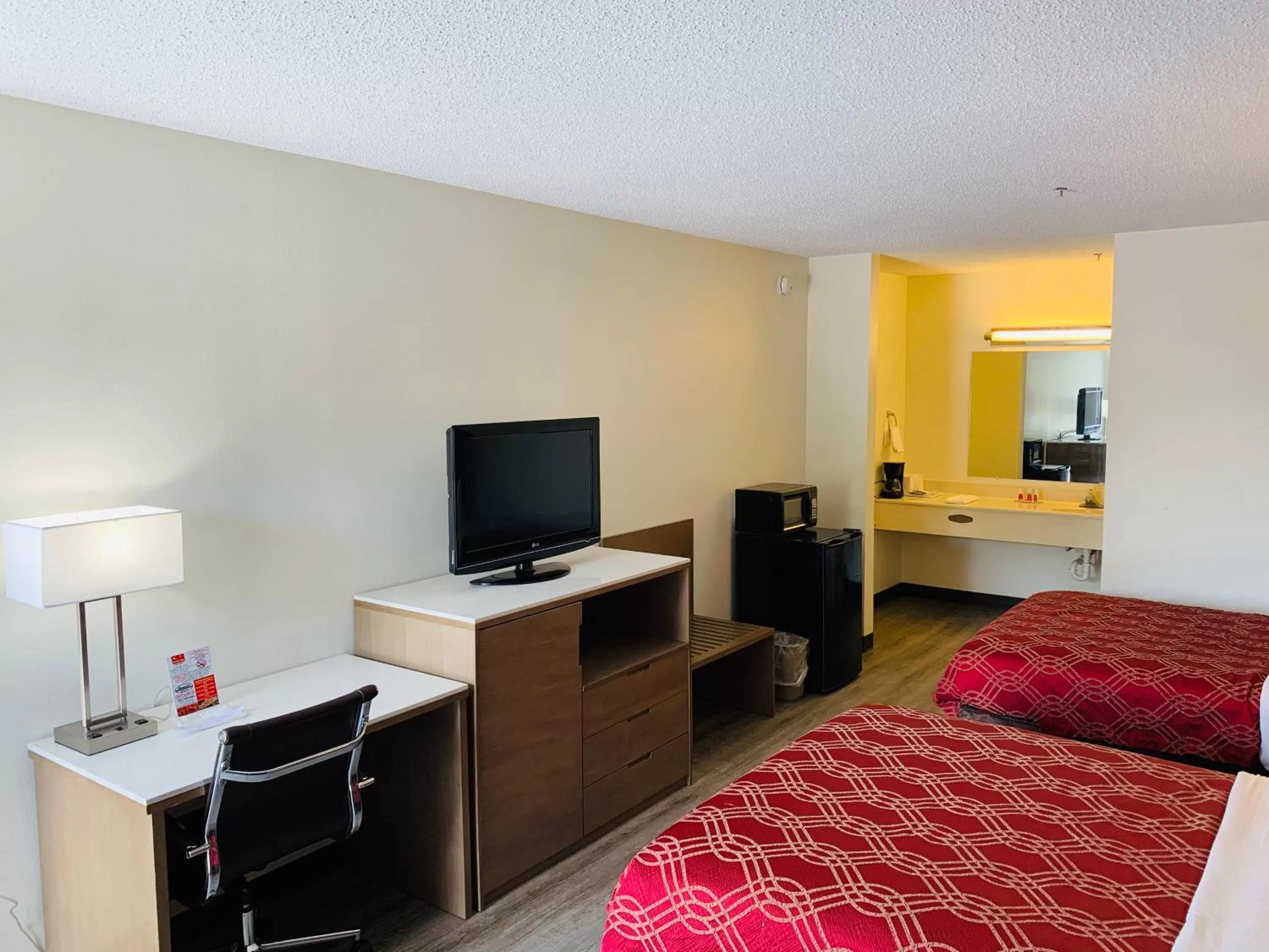 Photo of the whole room, Bed in Econo Lodge Crystal Coast