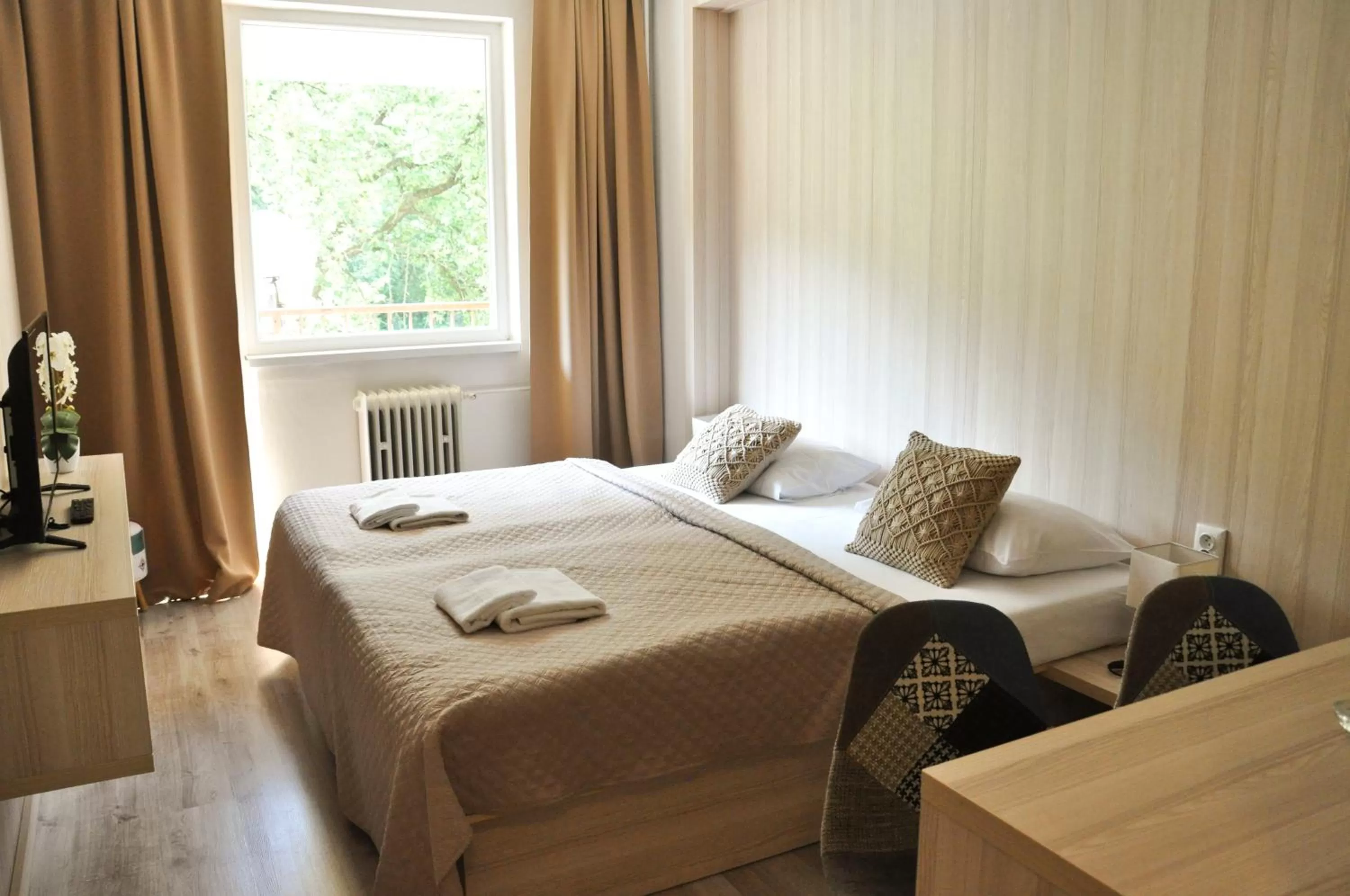 Photo of the whole room, Bed in Hotel Garni