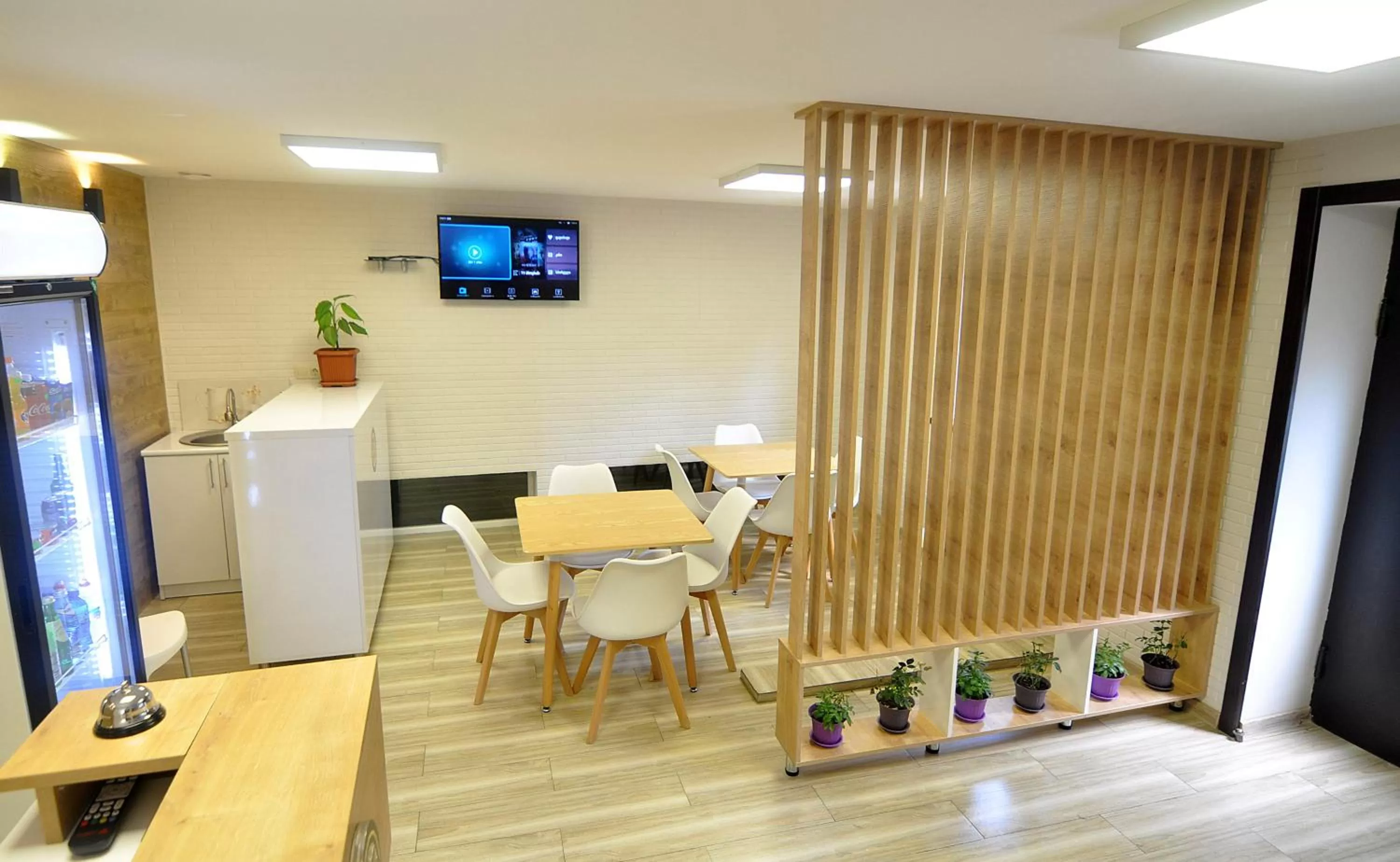 Restaurant/places to eat in Light Hotel