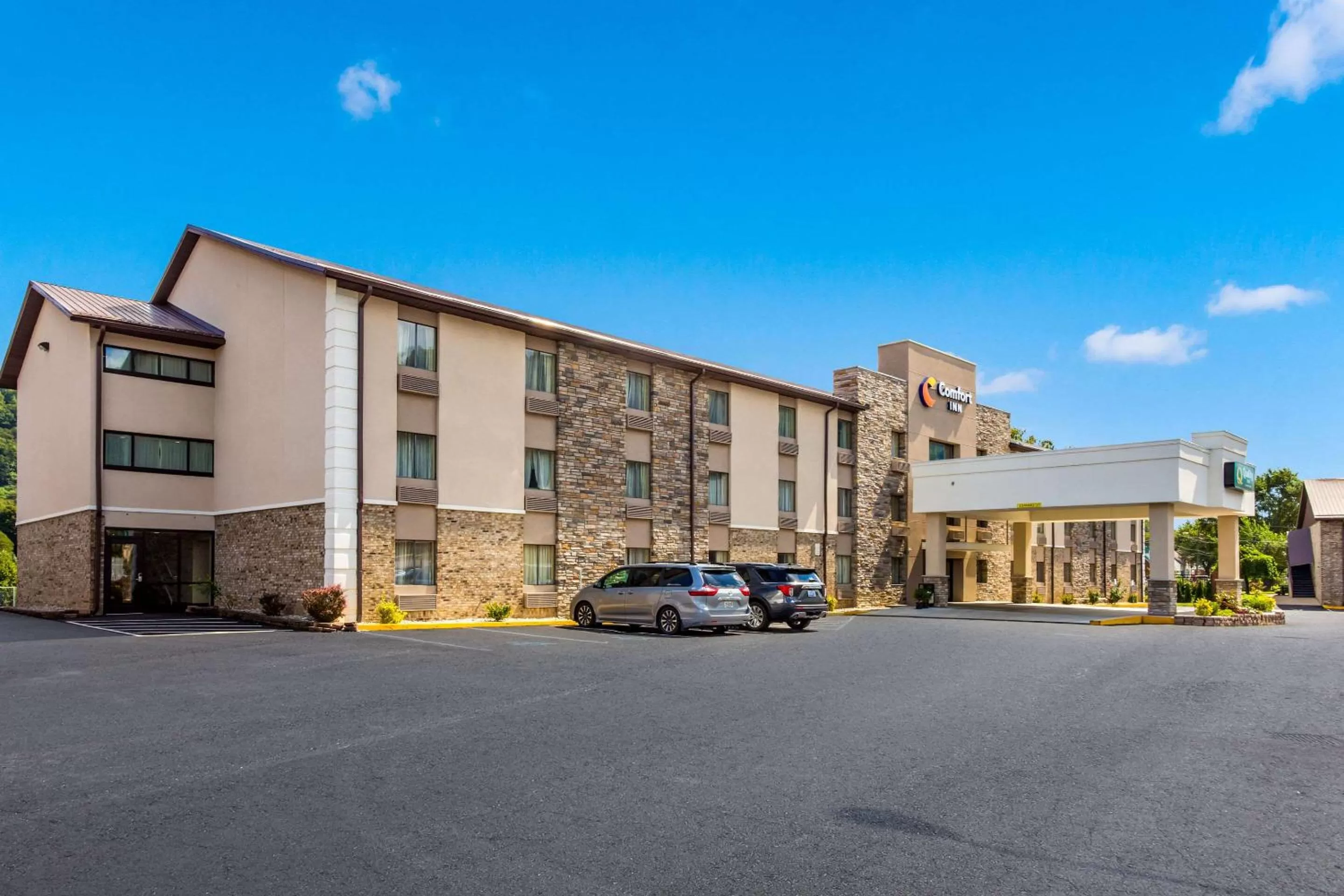 Property building in Comfort Inn Charleston South