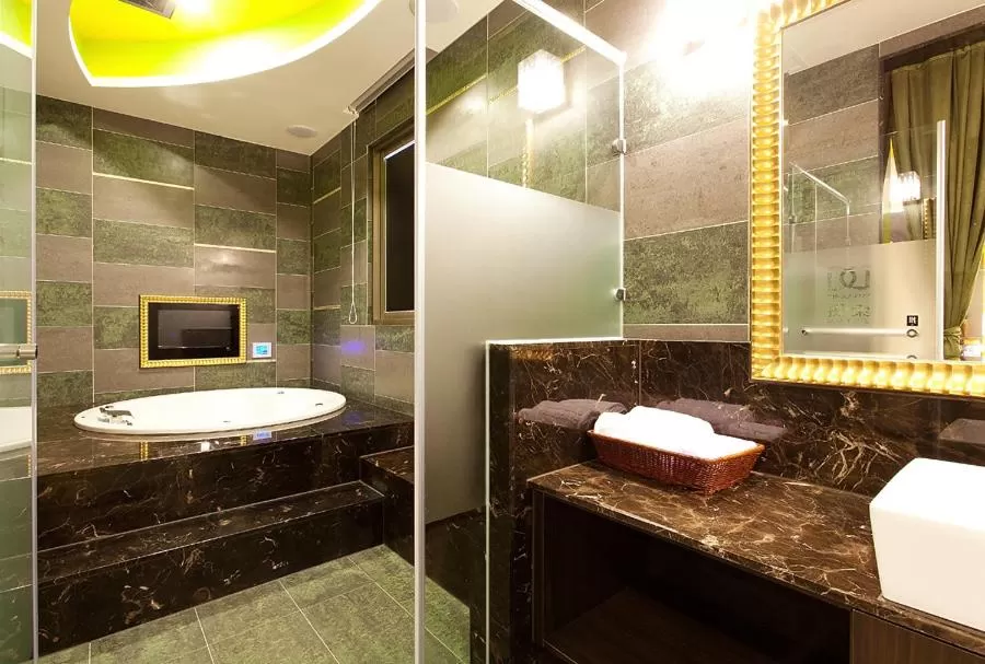 Bathroom in Discovery Motel - Yanping