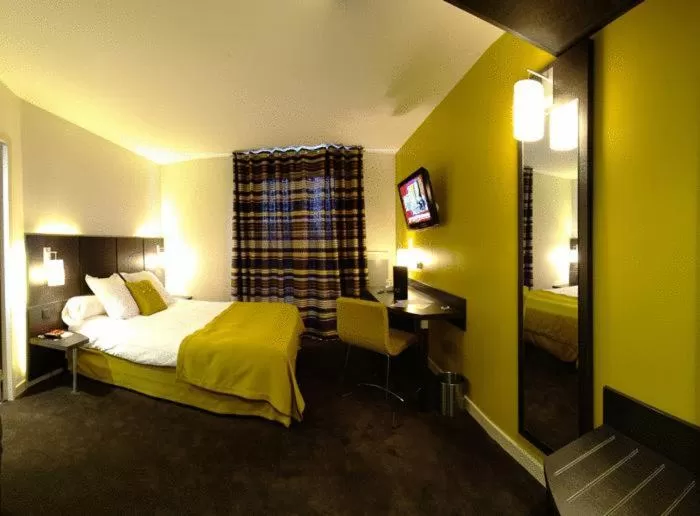 Photo of the whole room, Bed in The Originals Boutique, Hôtel Marytel, Montbrison