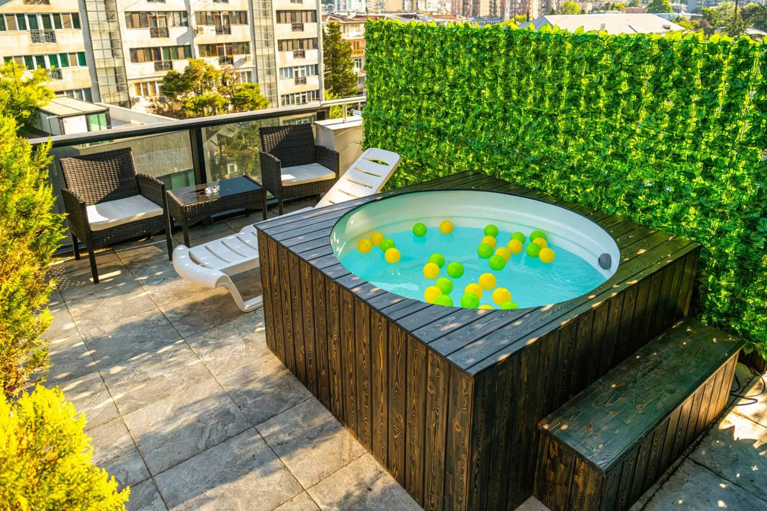Hot Tub, Pool View in BG Palace Hotel