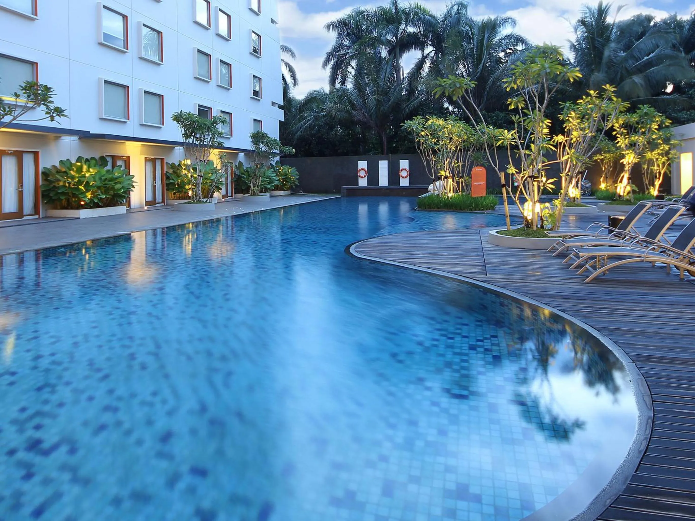 Swimming pool in HARRIS Hotel Sentul City Bogor