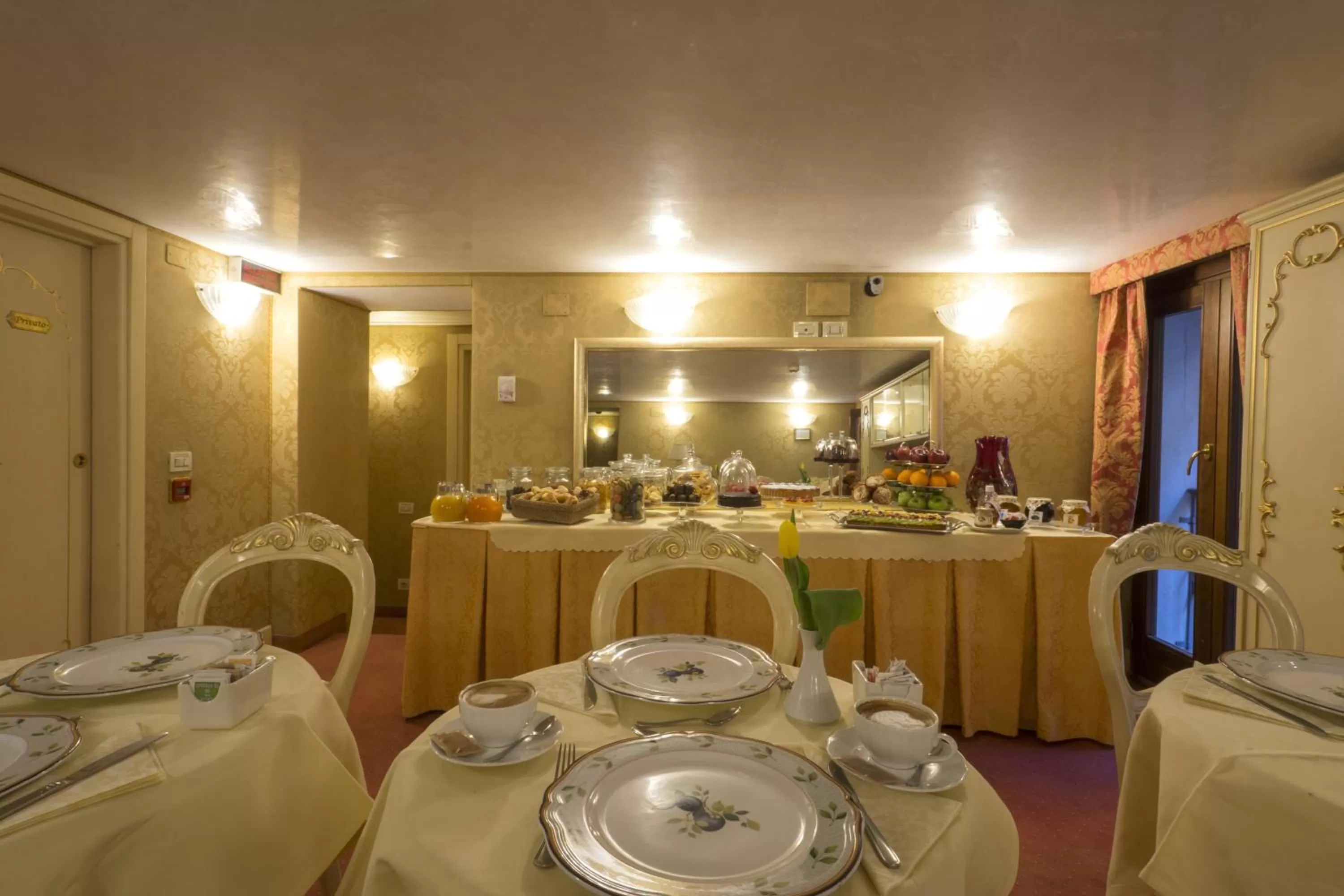 Restaurant/places to eat in Hotel Becher