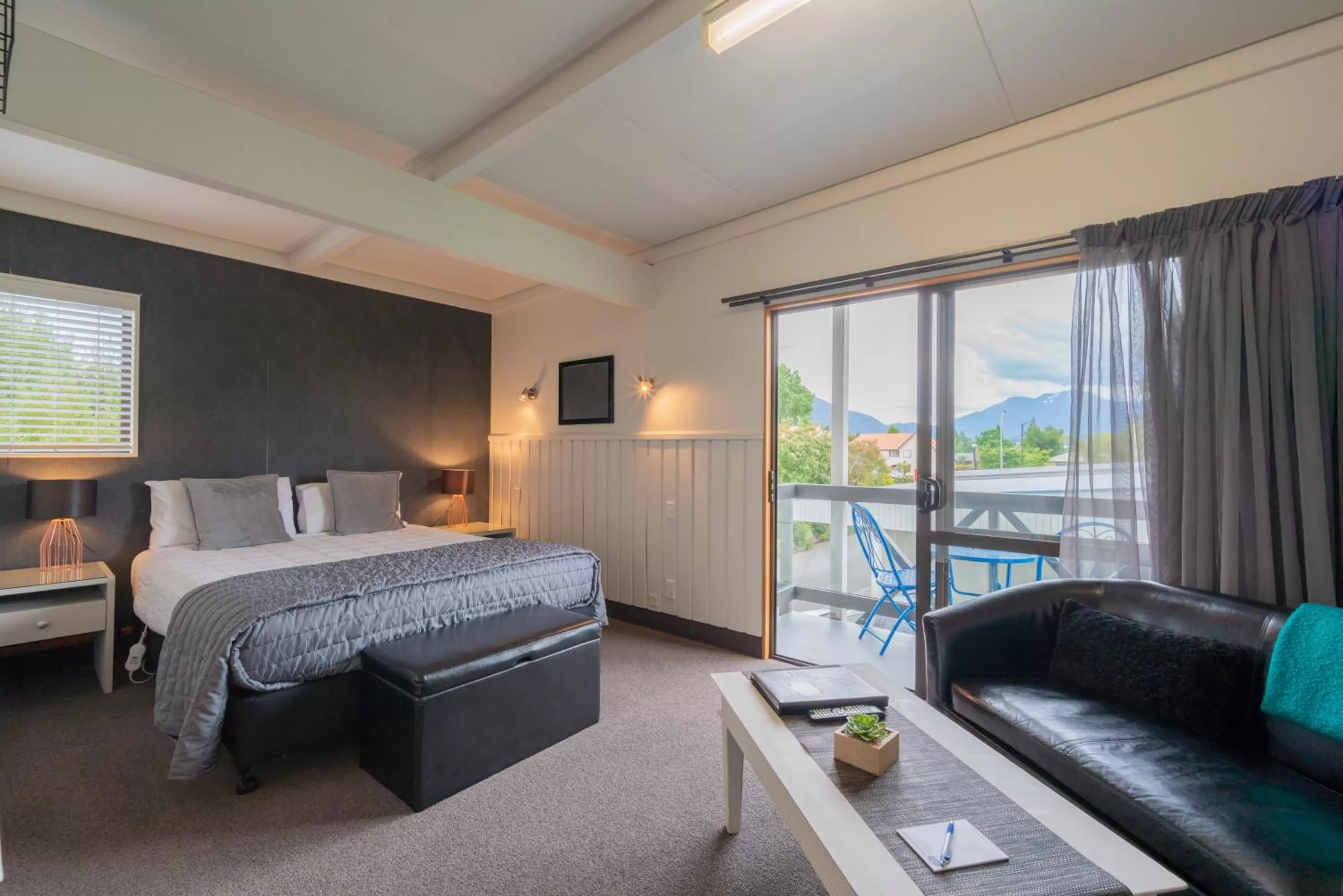 Mountain view, Bed in ASURE Explorer Motel & Apartments