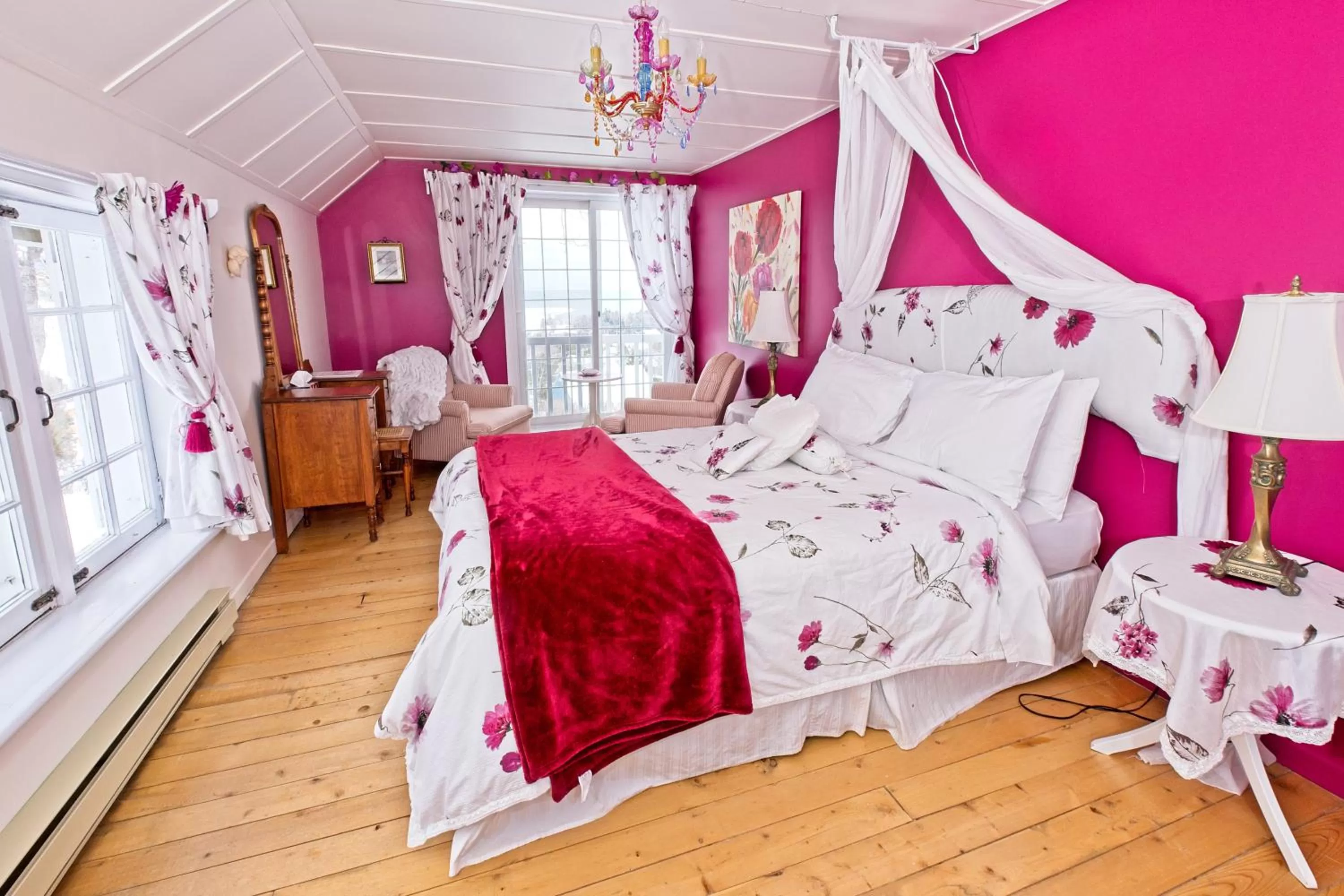 Photo of the whole room, Bed in Auberge sur la Côte