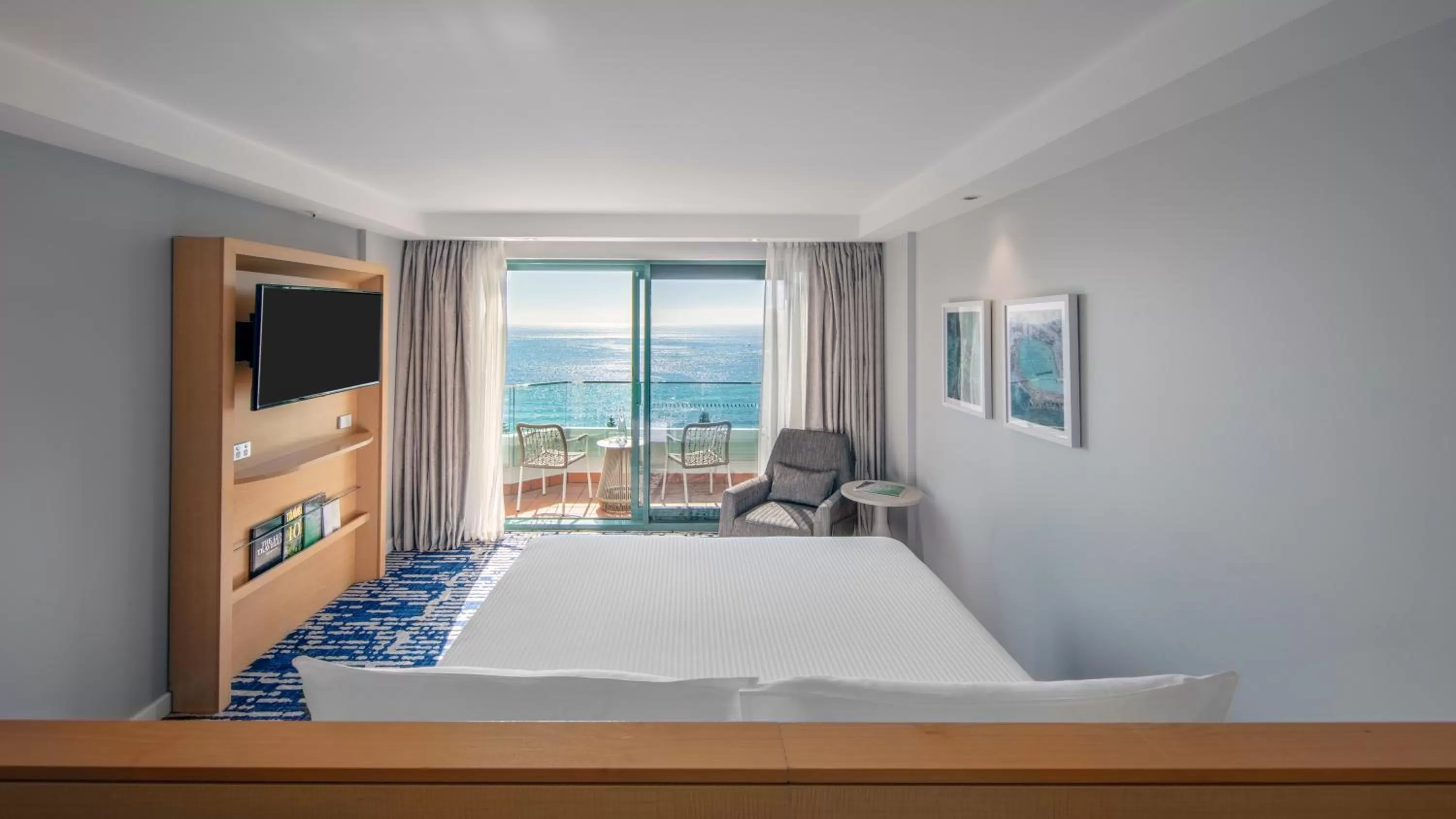 Balcony/Terrace, Bed in Crowne Plaza Sydney Coogee Beach by IHG