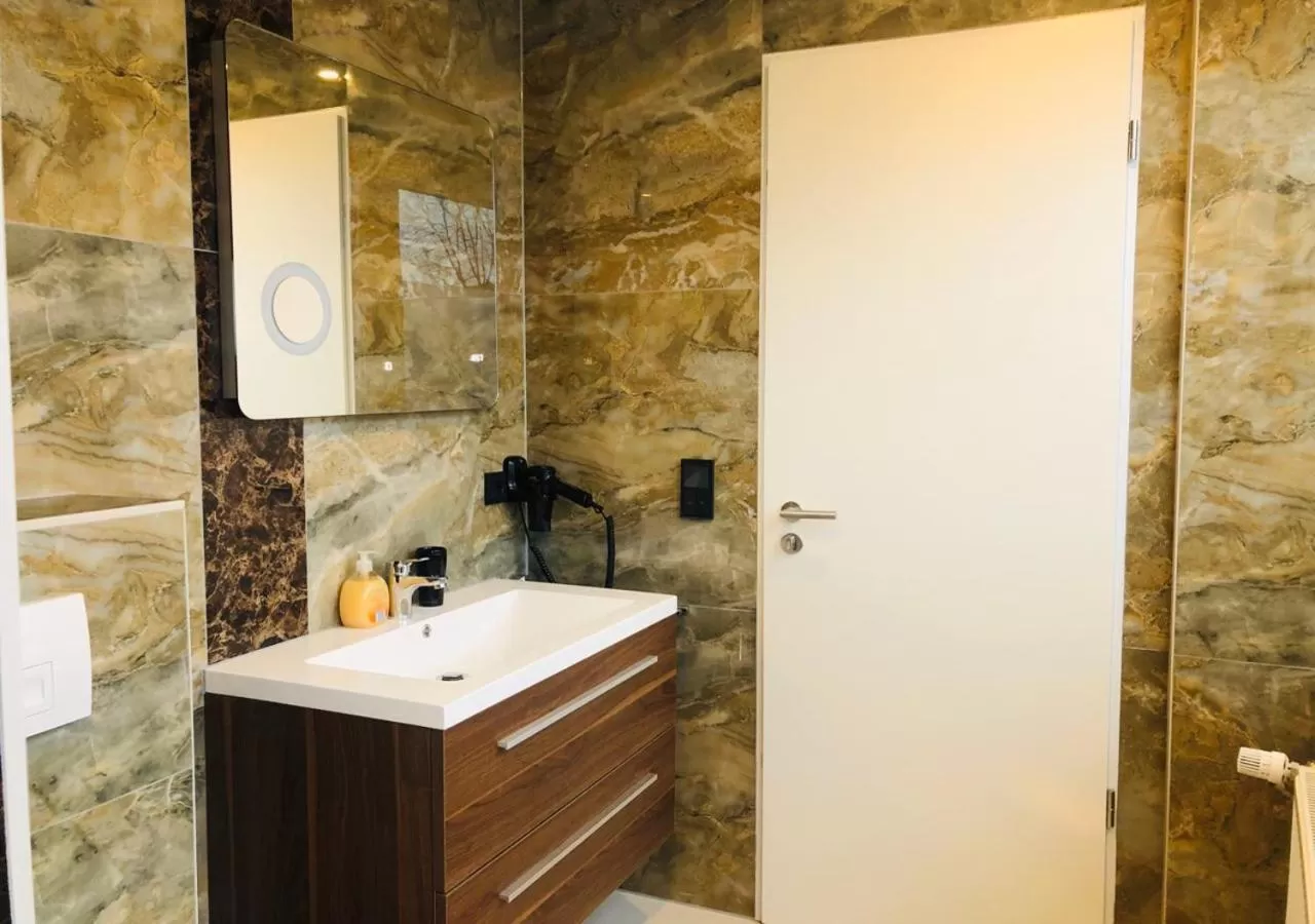 Bathroom in Elbgalerie Hotel