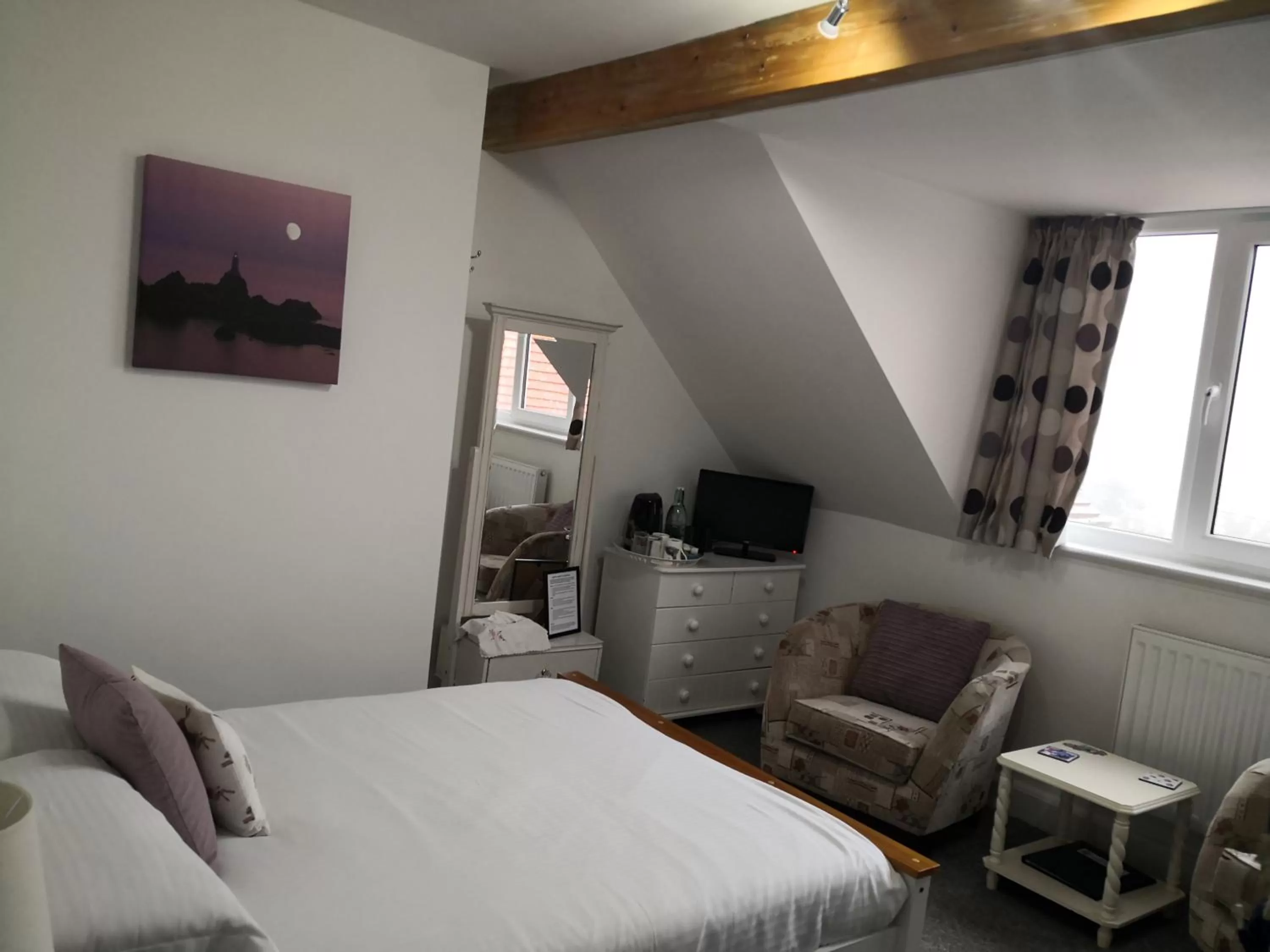 TV and multimedia, Bed in Sunset Guest House