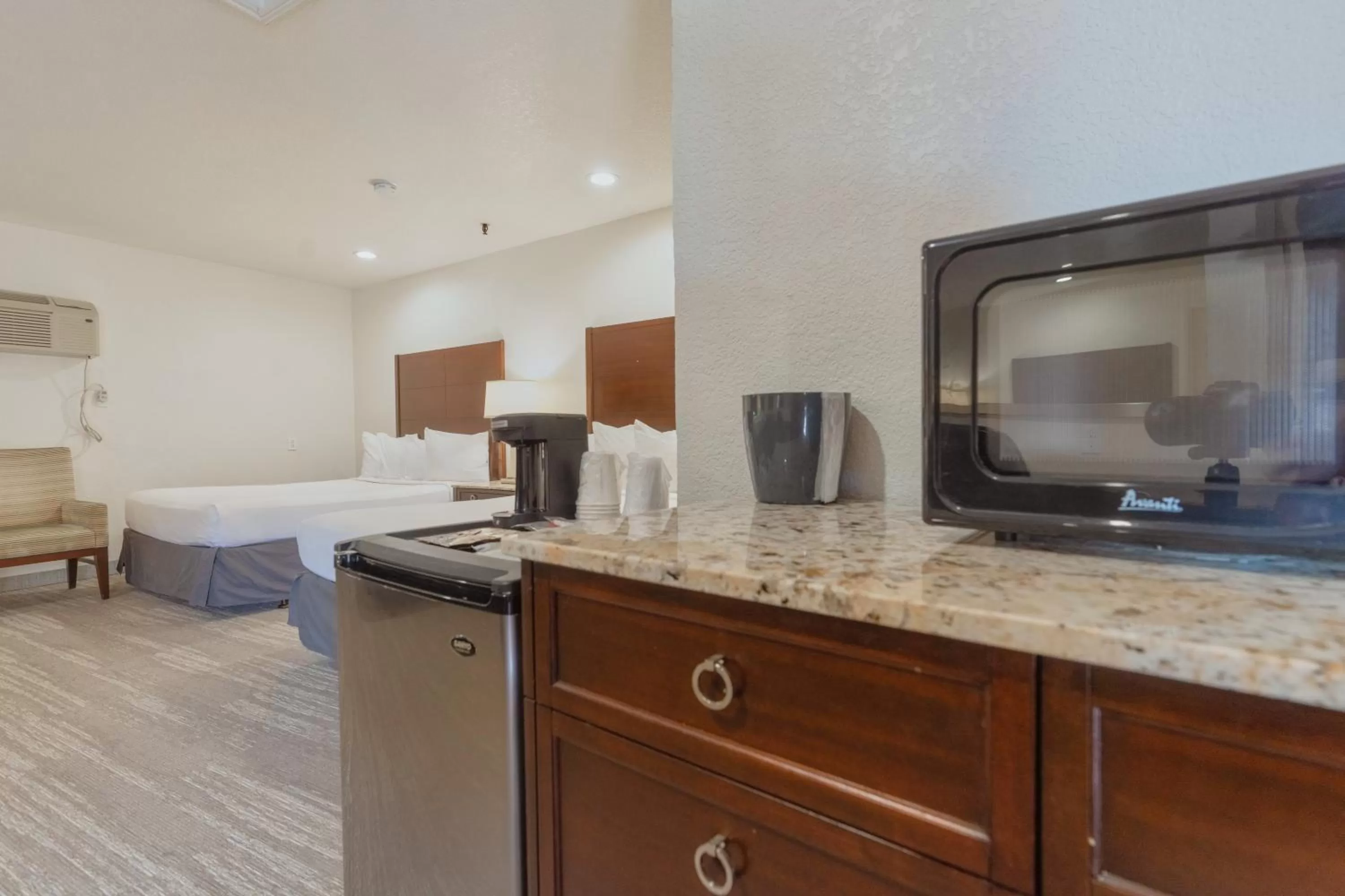 Coffee/tea facilities, Bed in The Yosemite Inn