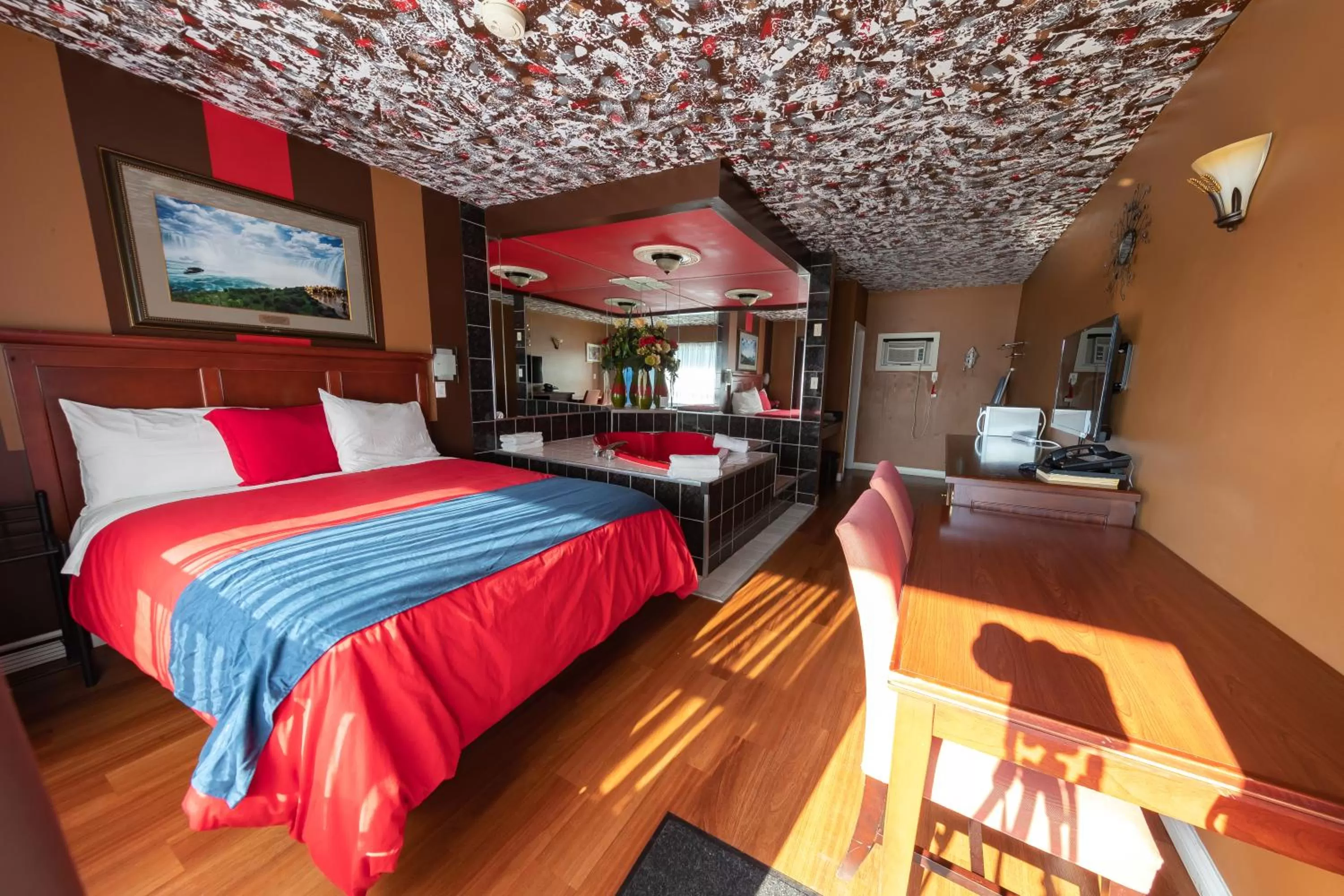 Bed in Villager Lodge Niagara Falls