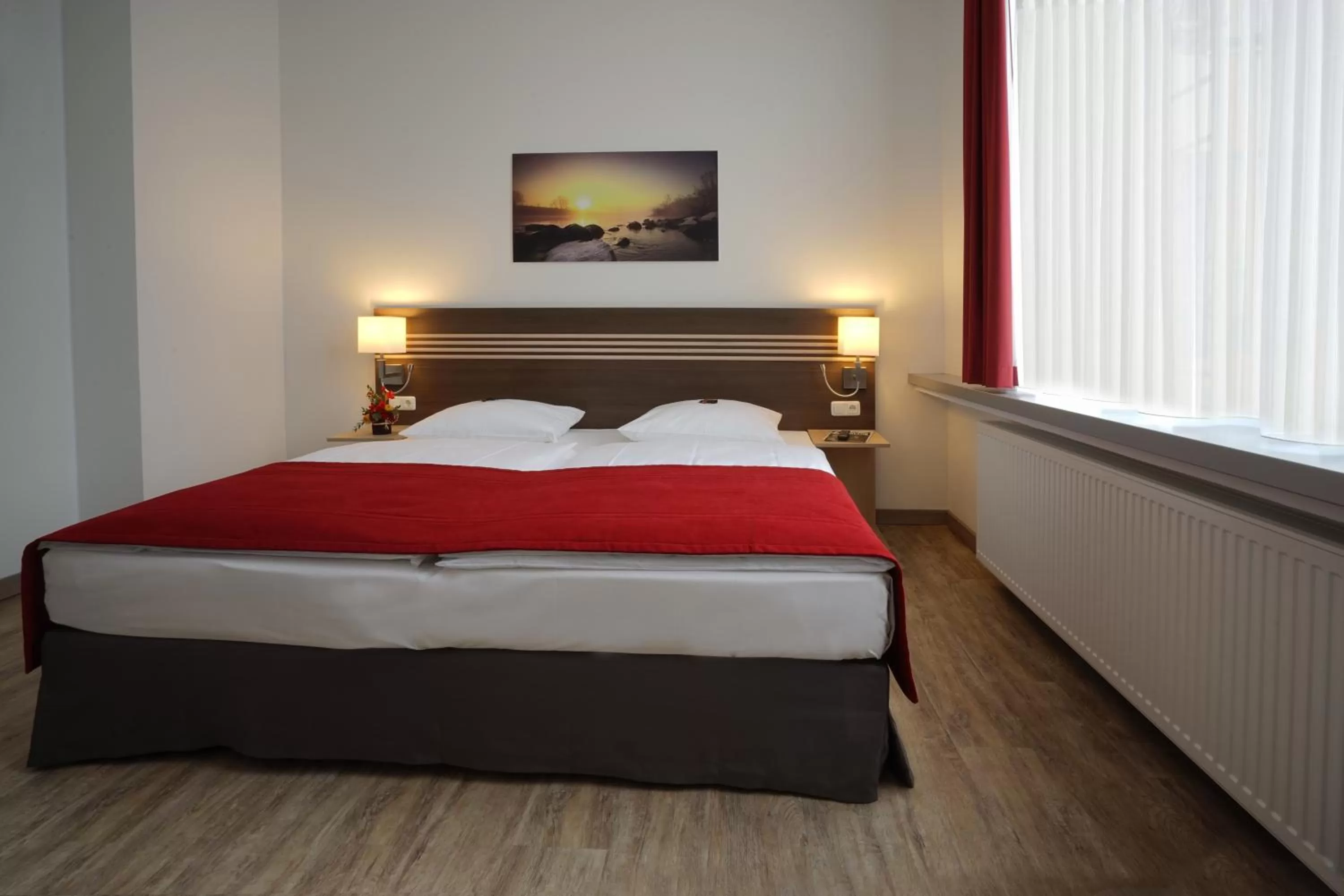 Photo of the whole room, Bed in Ruhr Inn Hotel