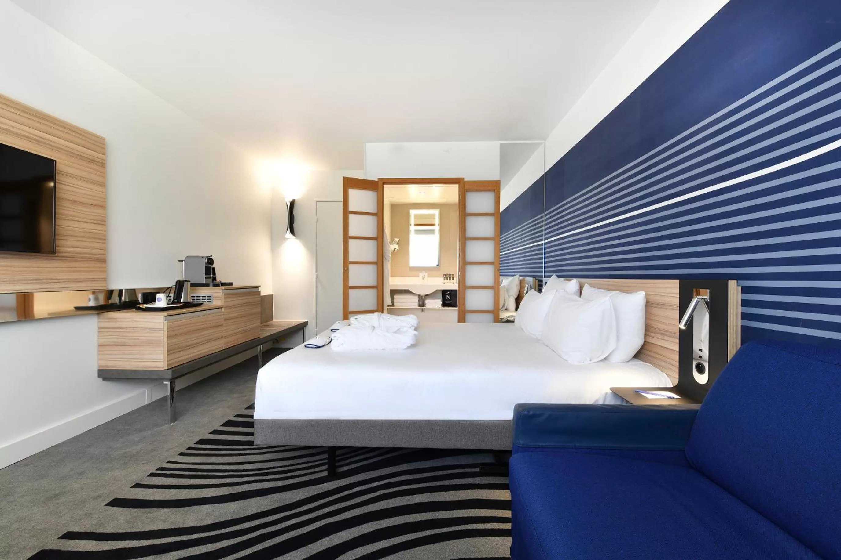 Photo of the whole room, Bed in Novotel La Rochelle Centre