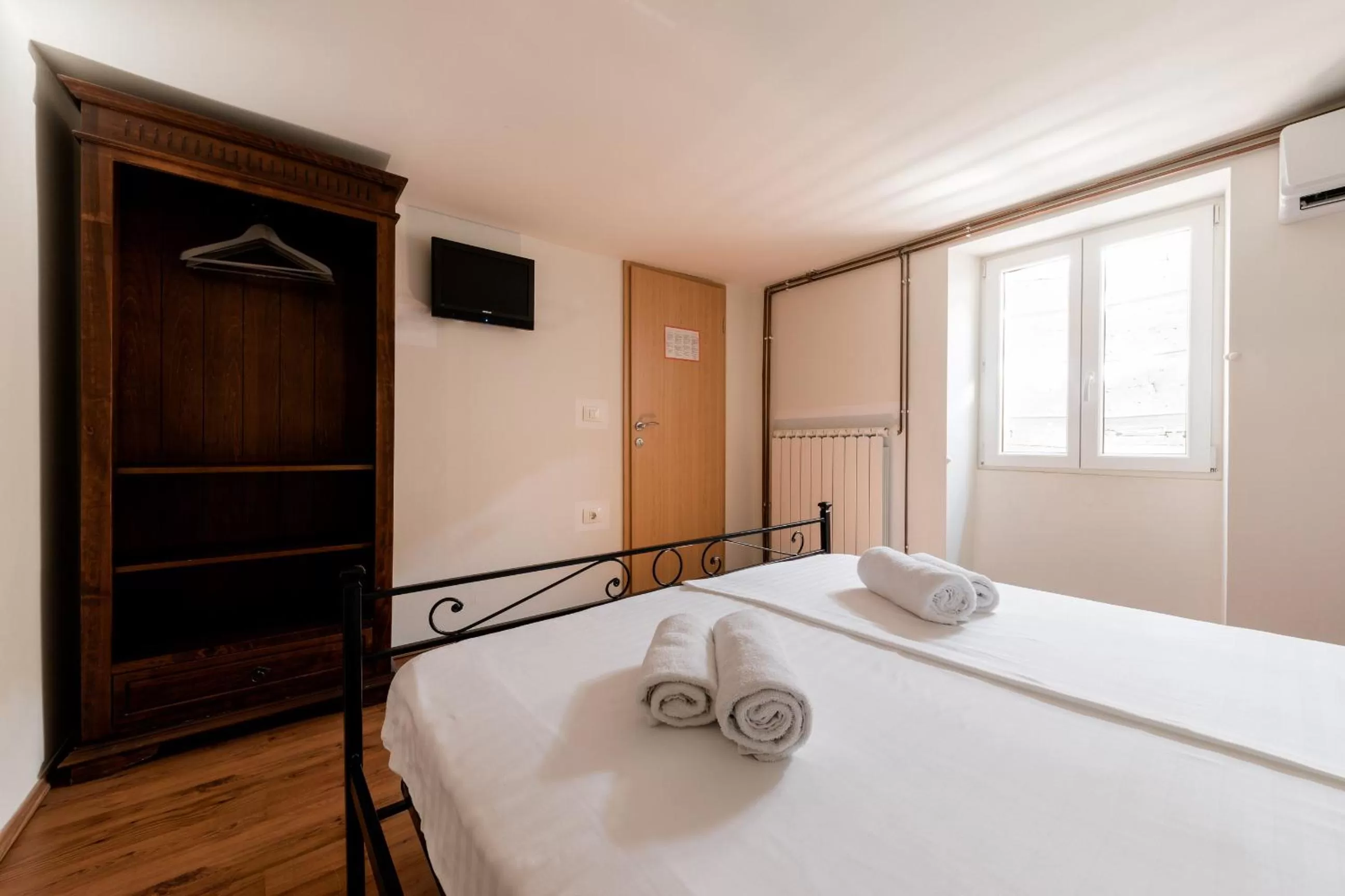 Photo of the whole room, Bed in B&B Miracolo di Mare Retro