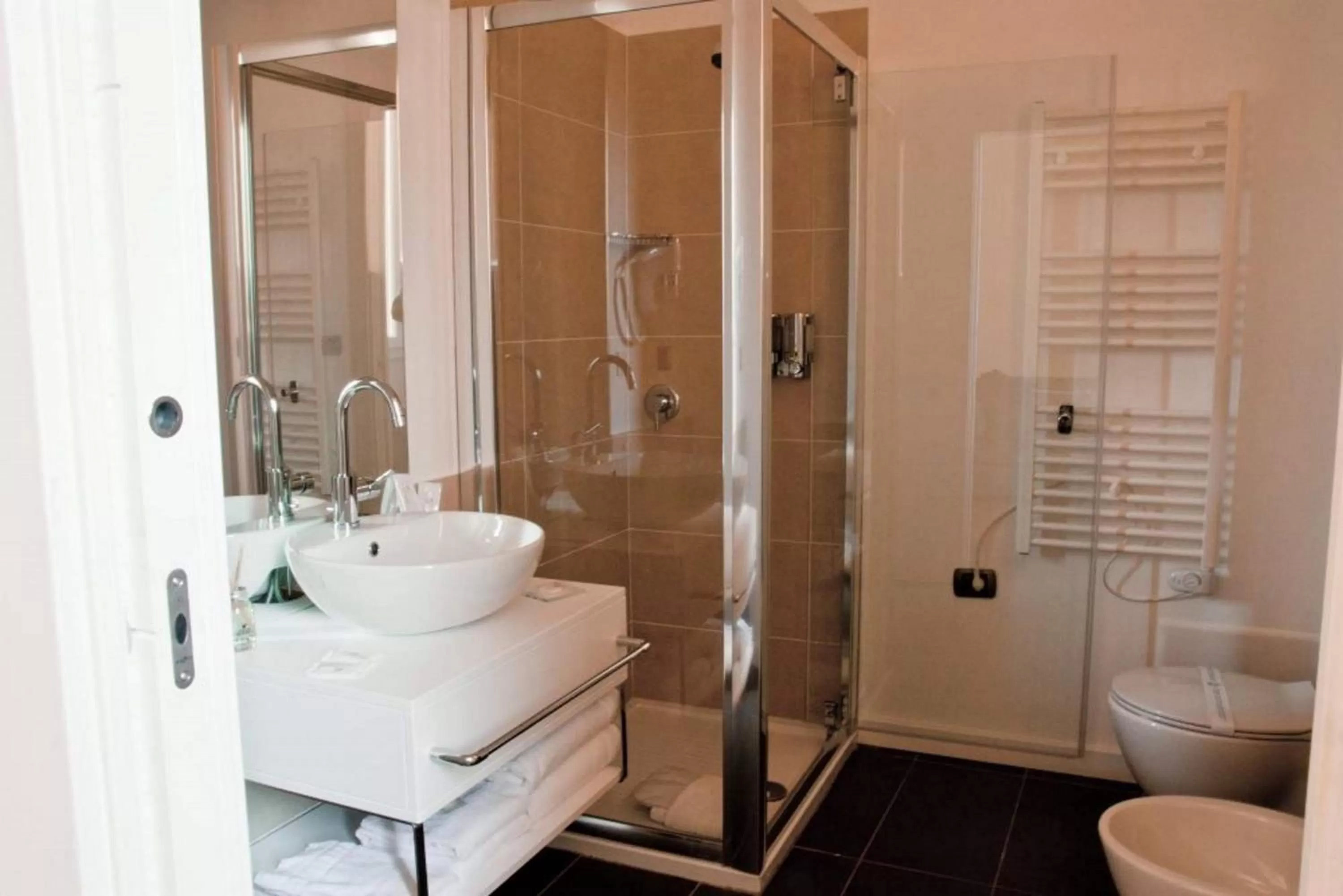 Shower in Roma Resort Colosseum