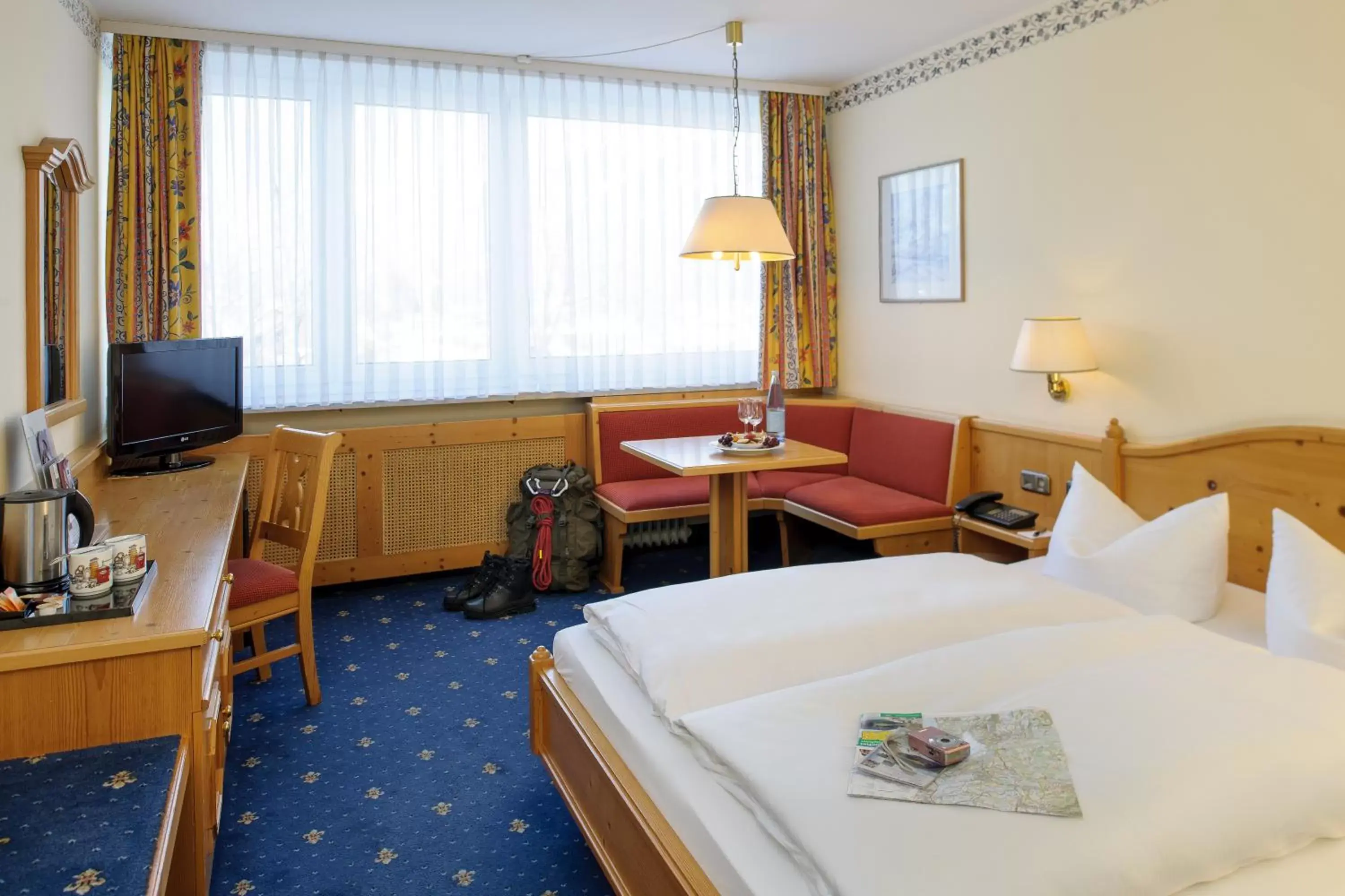 Standard Double Room in Mercure Hotel Garmisch Partenkirchen Standard Double Room in Mercure Hotel Garmisch Partenkirchen