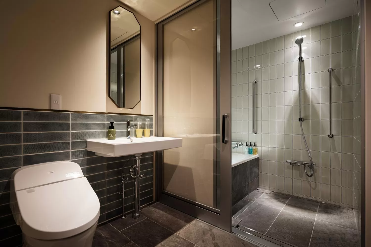 Shower in Kyoto Granbell Hotel