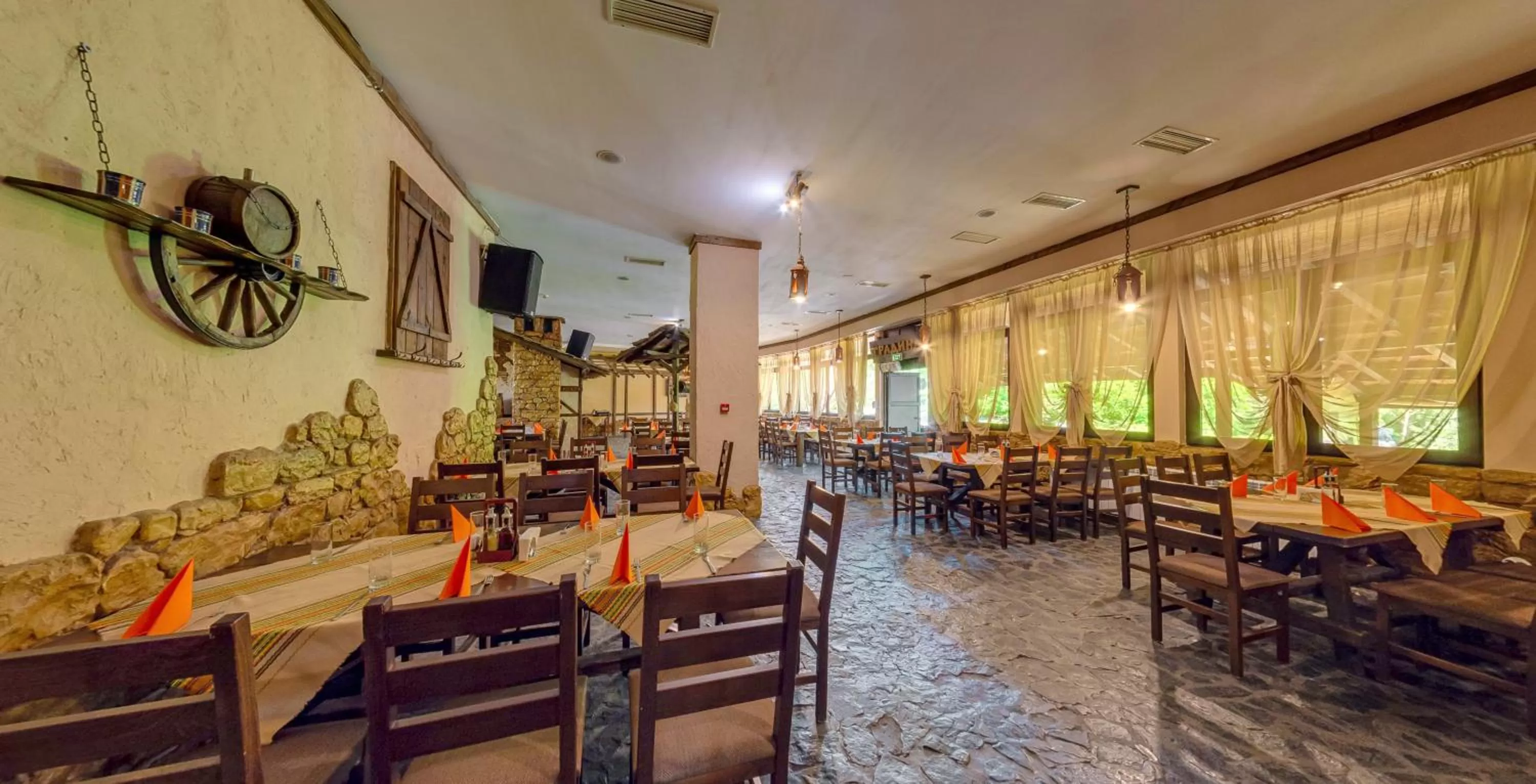 Restaurant/Places to Eat in Troyan Plaza Hotel