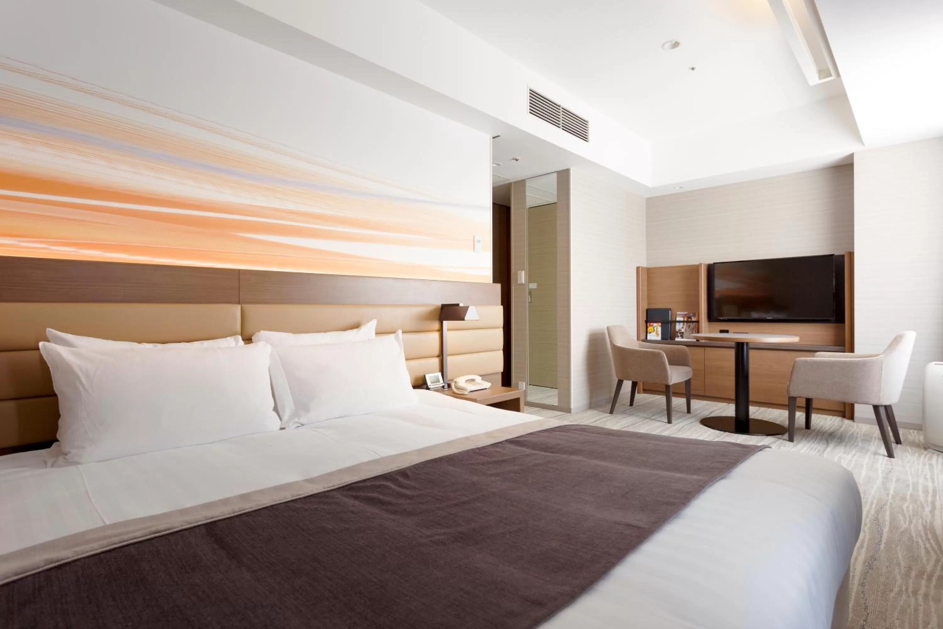 Photo of the whole room, Bed in Haneda Excel Hotel Tokyu Haneda Airport Terminal 2