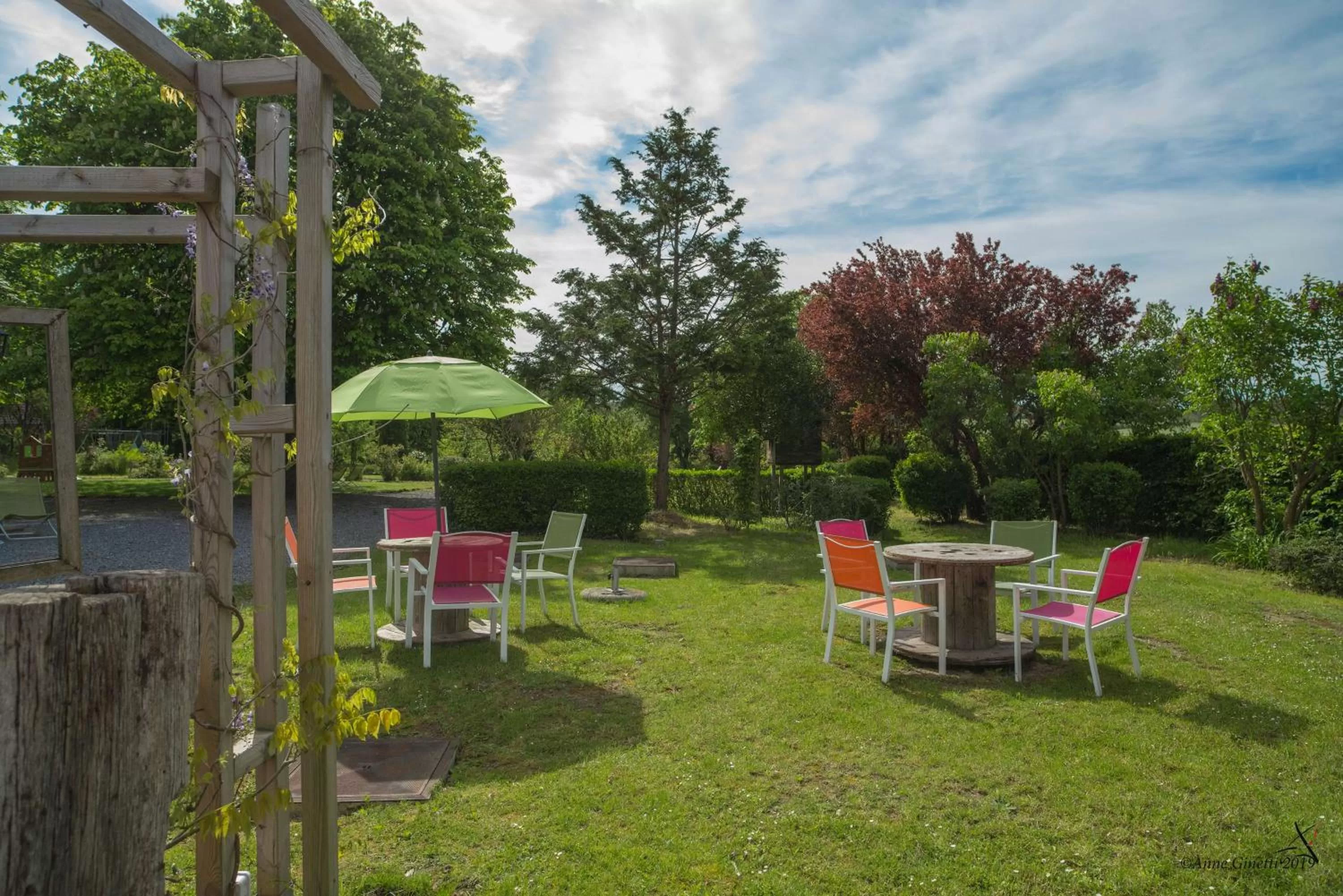 Garden in Les Chambres du Vivier, chambres d'hôtes et gîte - à 100m -
