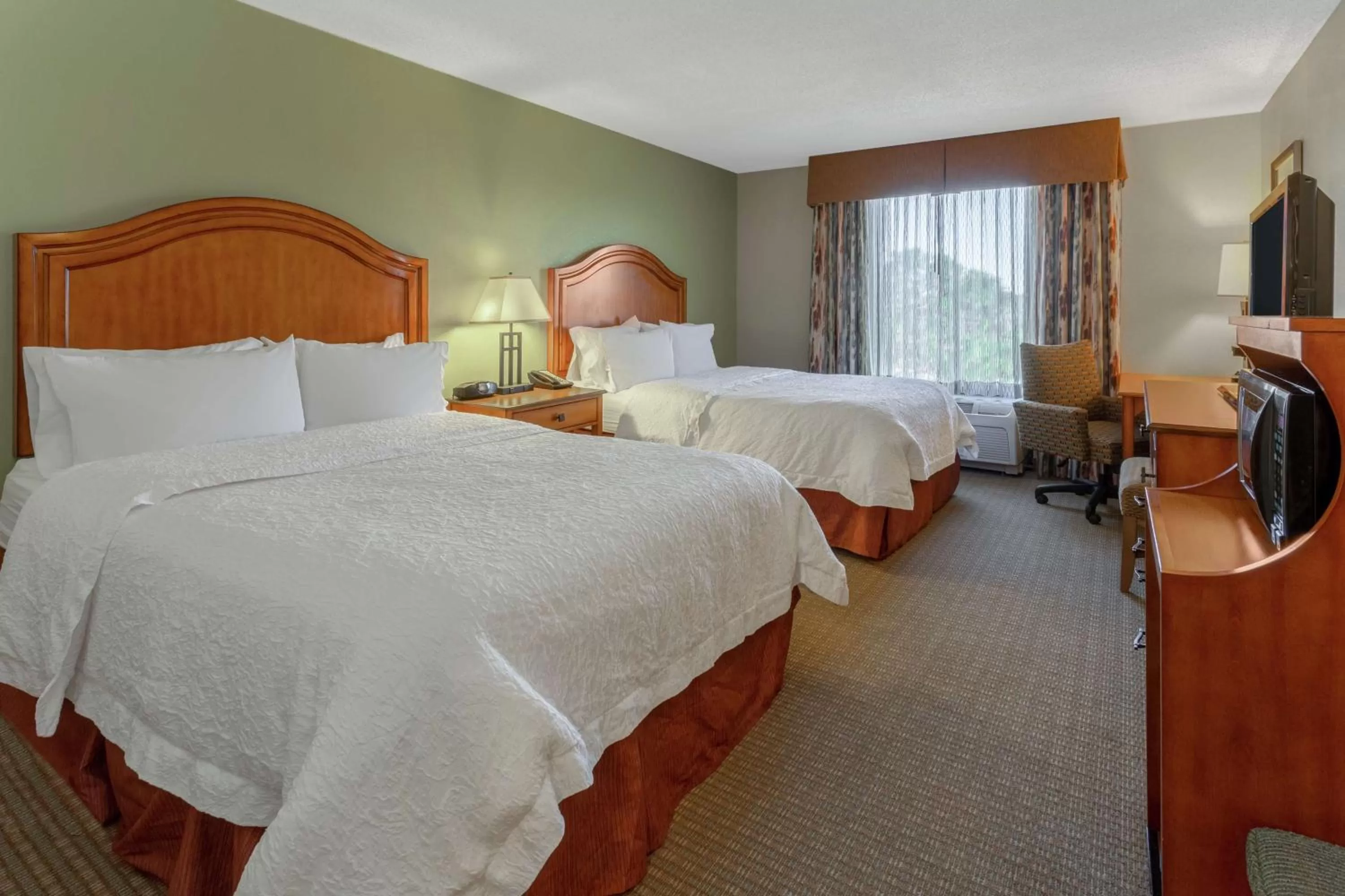 Bedroom, Bed in Hampton Inn Okeechobee - Lake Okeechobee