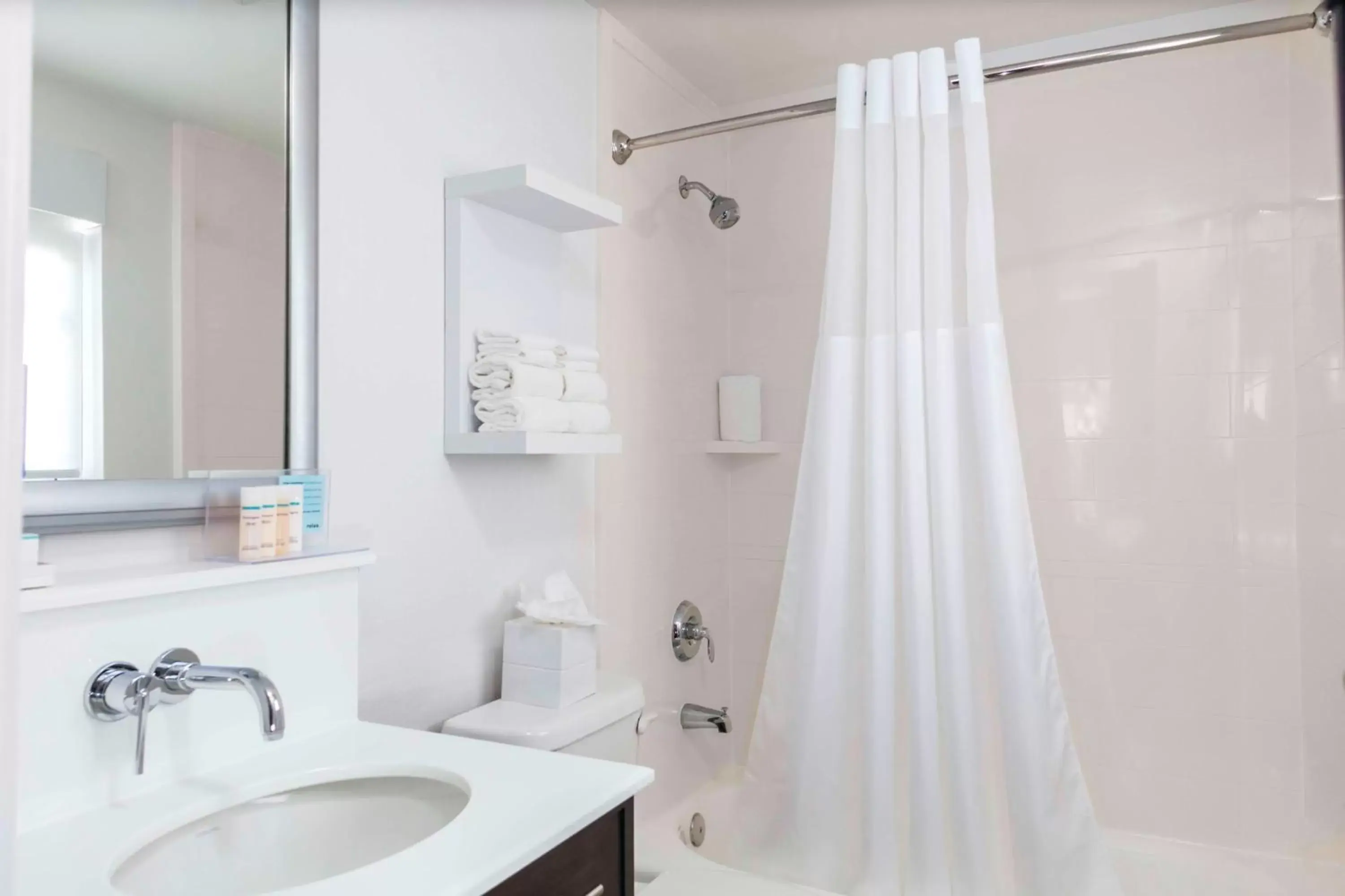 King Room with Roll in Shower - Mobility Accessible in Hampton Inn Miami Beach - Mid Beach King Room with Roll in Shower - Mobility Accessible in Hampton Inn Miami Beach - Mid Beach