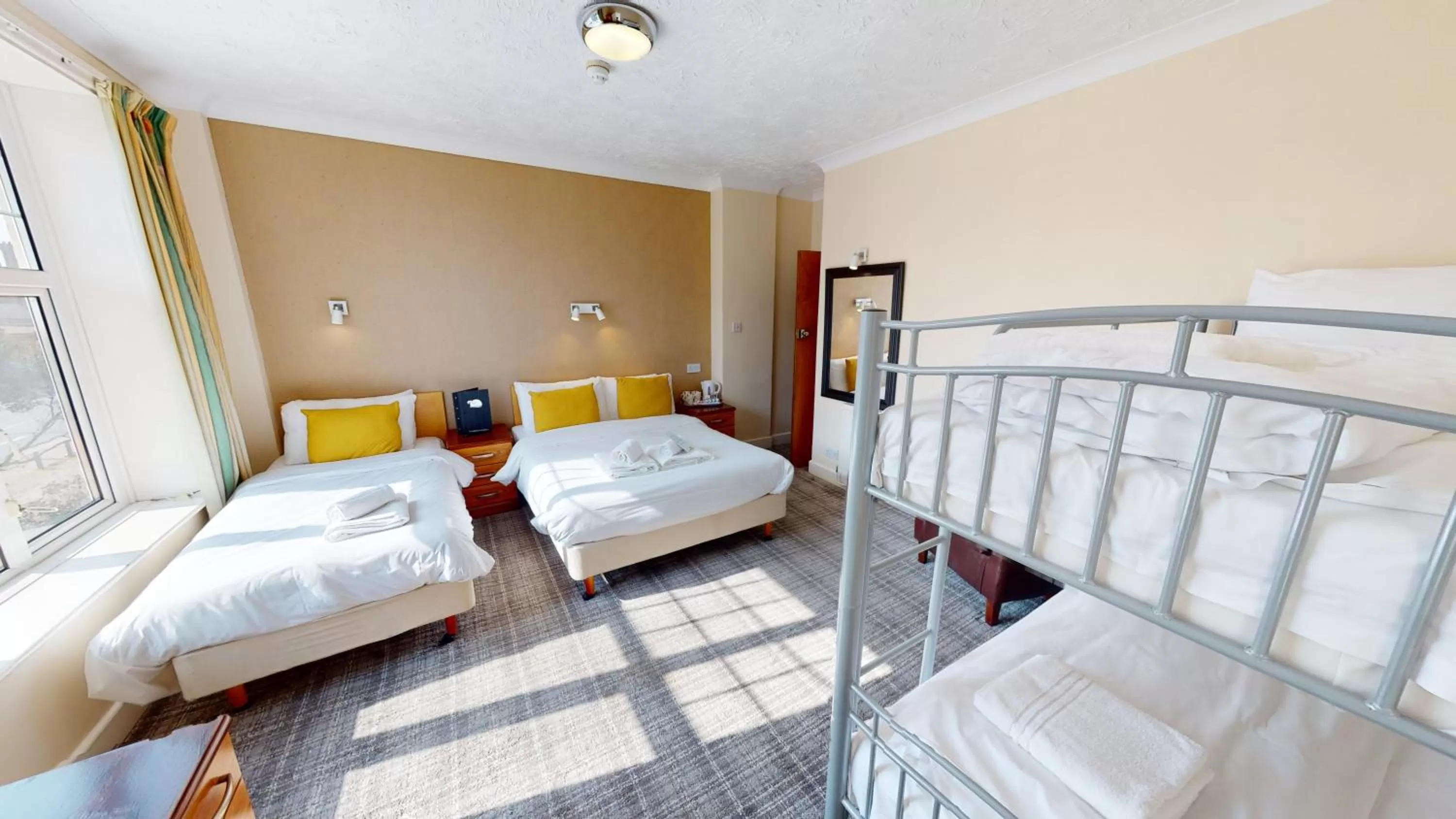 Bedroom, Bed in Marine Lodge