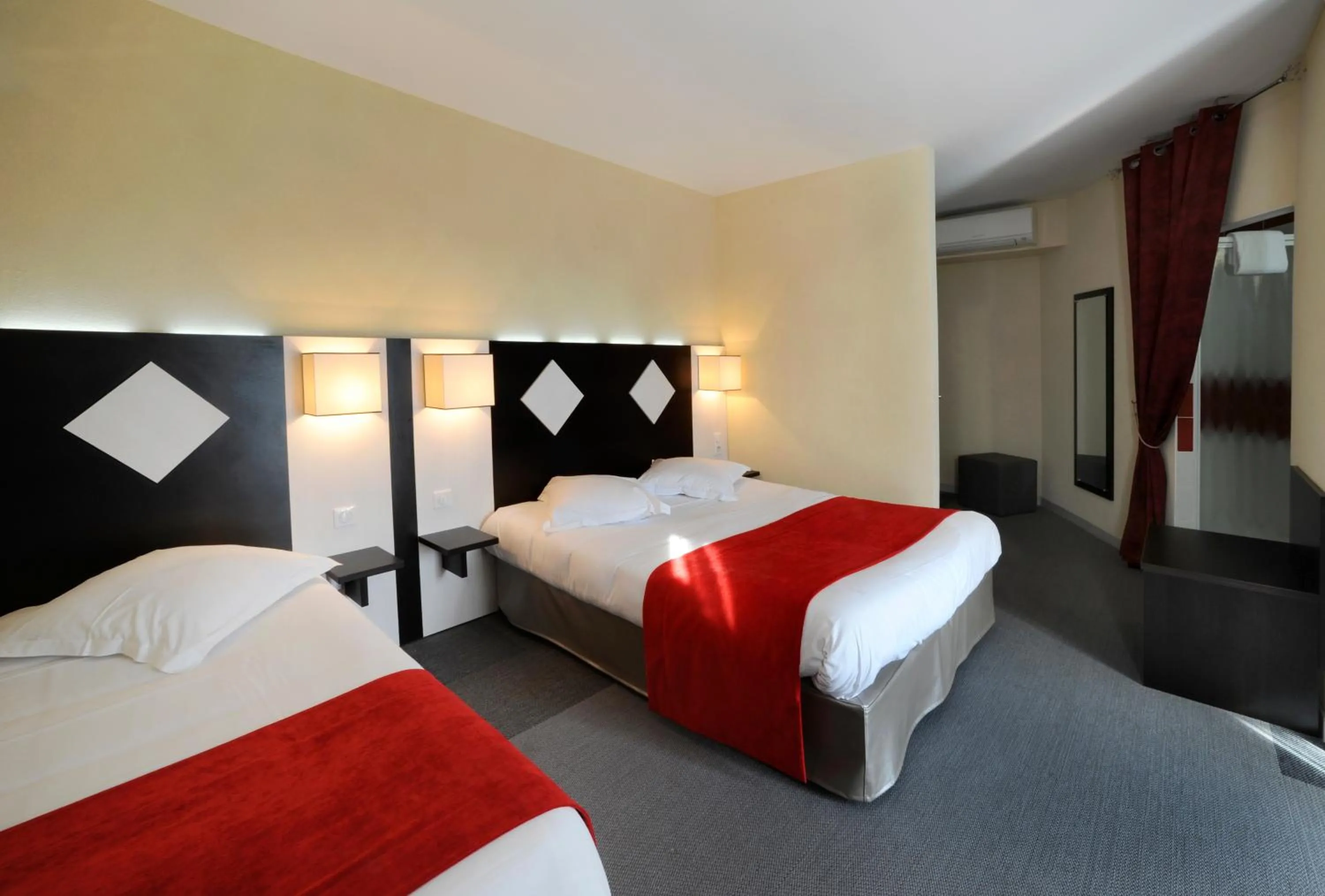 Photo of the whole room, Bed in Comfort Hotel Saintes