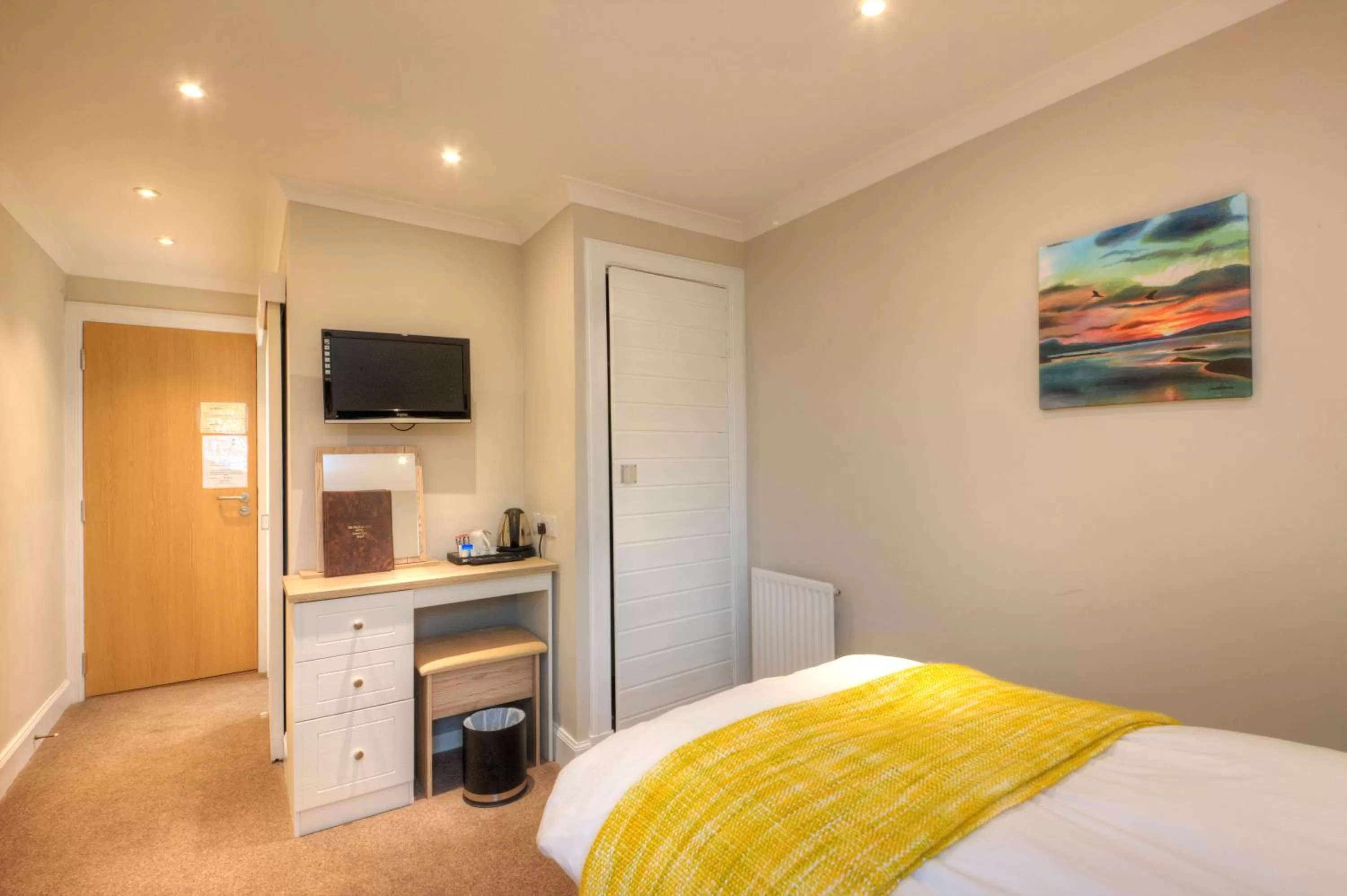 Bedroom, Bed in Falls of Lora Hotel