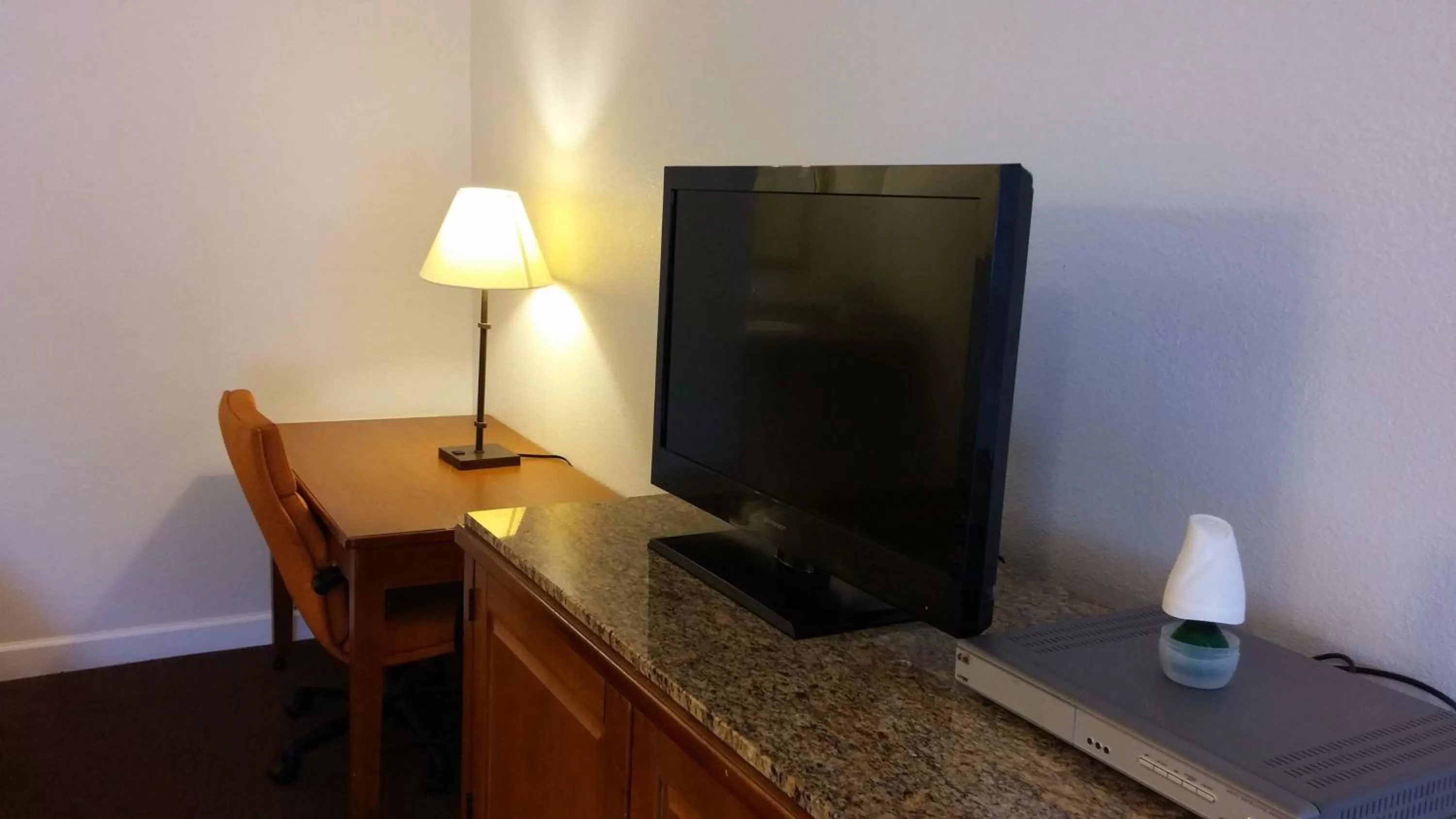 TV and multimedia in Country Regency Inn & Suites