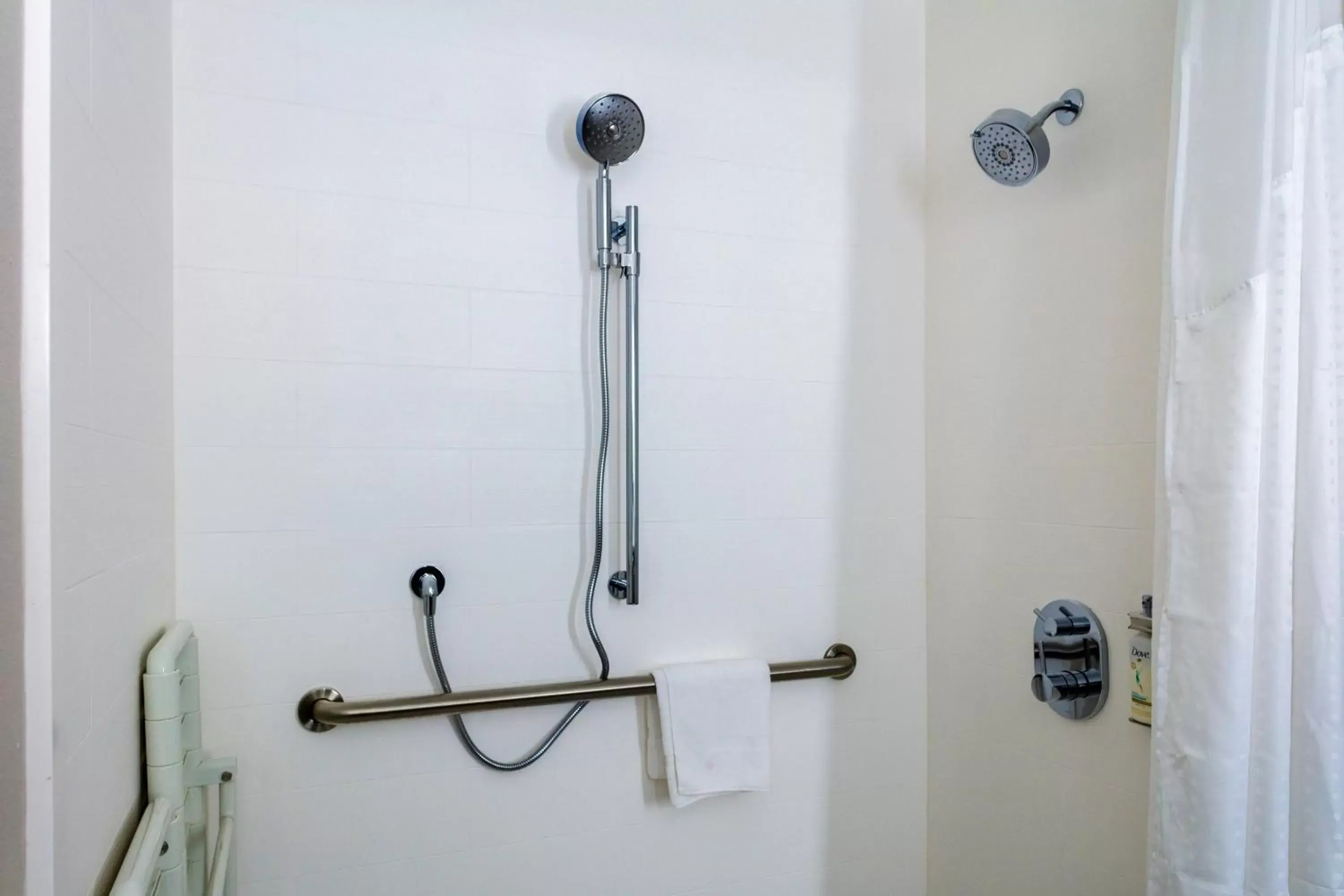 Standard King Room with Mobility Accessible Tub in Holiday Inn Express - Rocky Mount - Sports Center, an IHG Hotel Standard King Room with Mobility Accessible Tub in Holiday Inn Express - Rocky Mount - Sports Center, an IHG Hotel