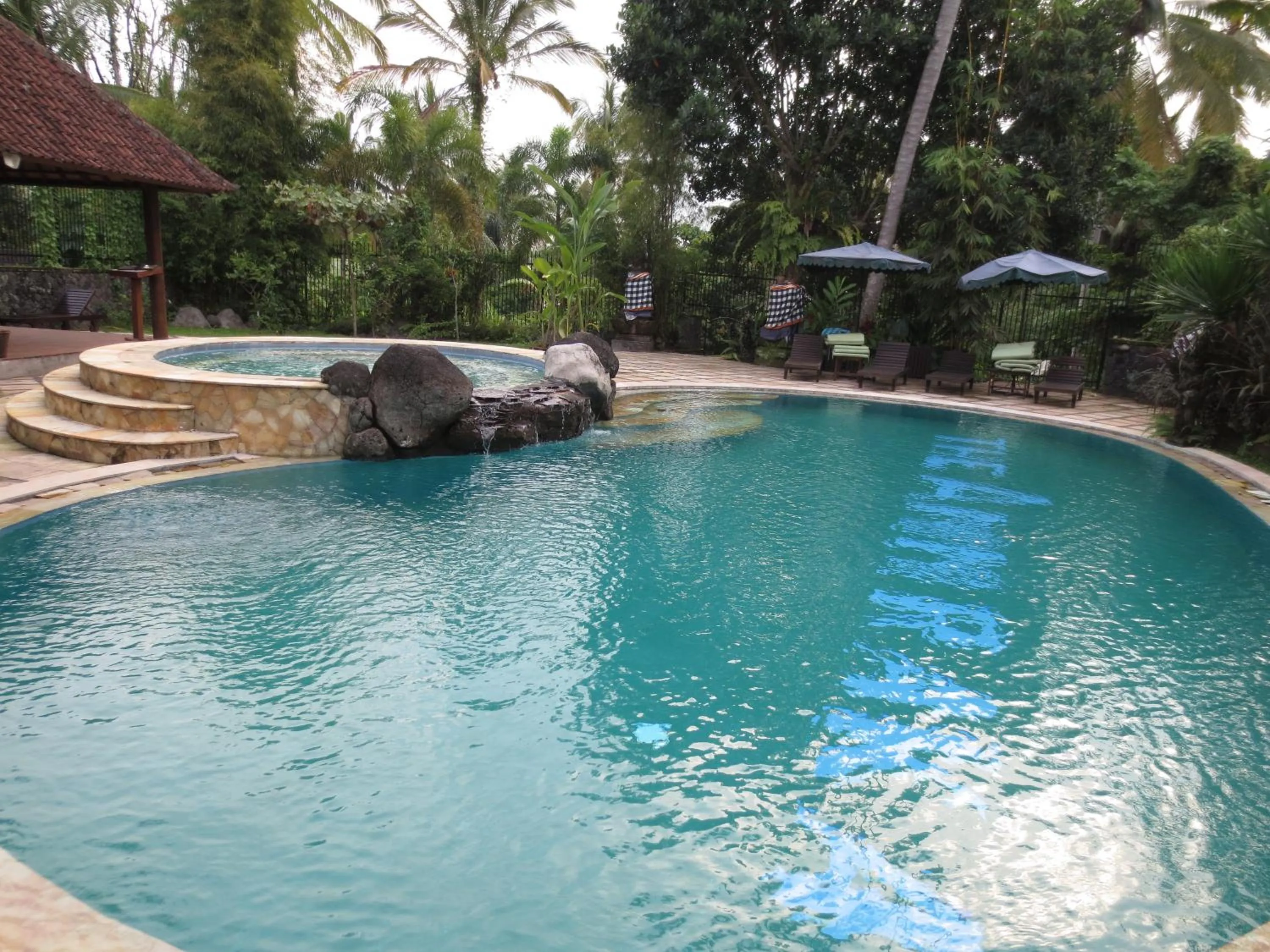 Swimming pool in Anini Raka Resort & Spa