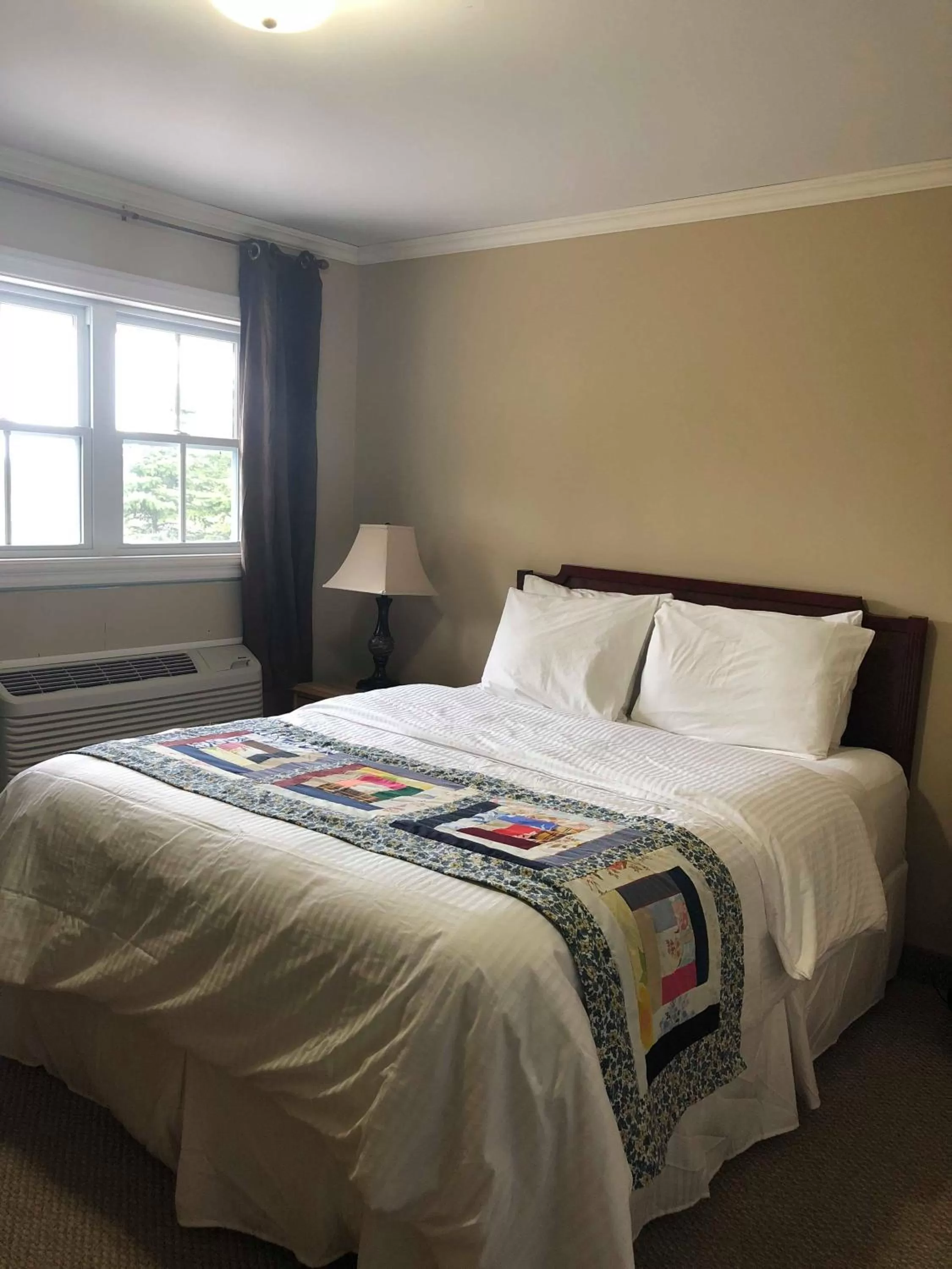 Bedroom in Seaport Inn