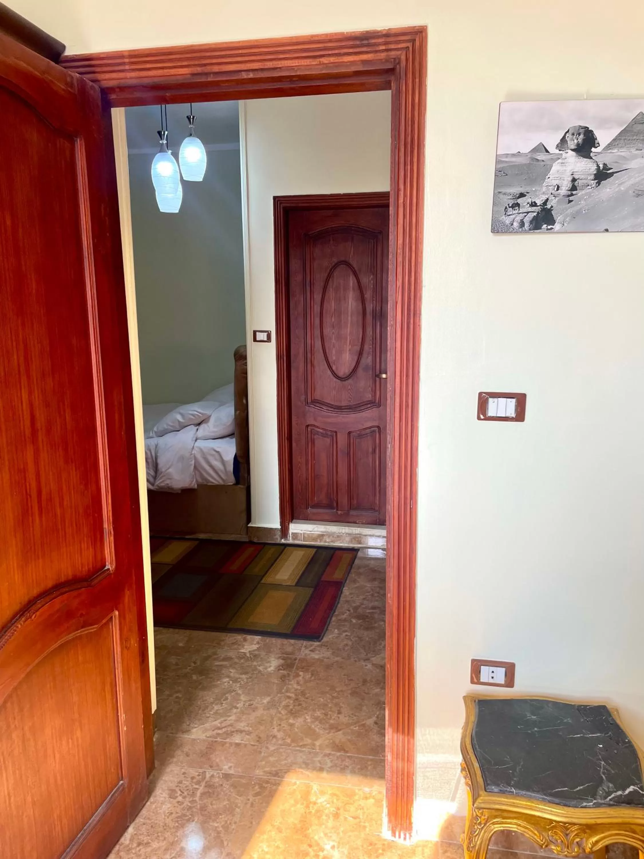 Bathroom in Sphinx palace pyramids view