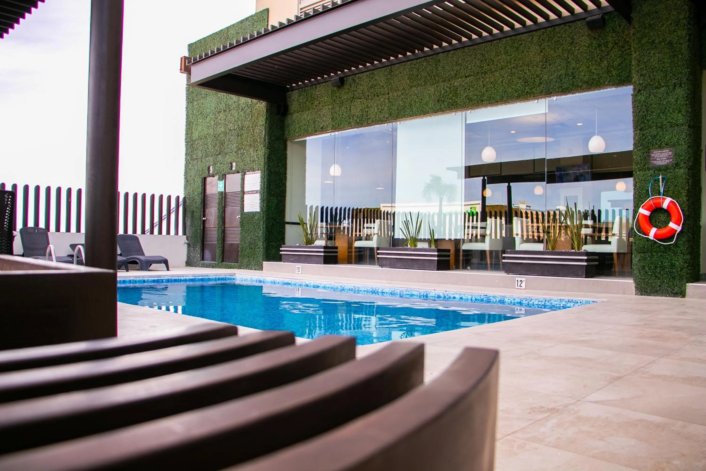 Swimming pool in Best Western Plus Chihuahua Juventud