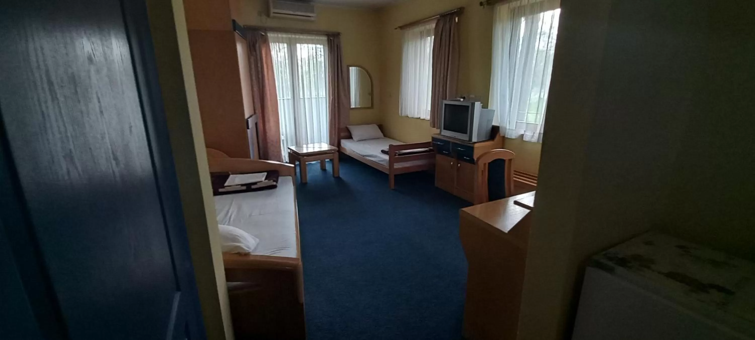 Text overlay, TV/Entertainment Center in Garni Hotel Lupus