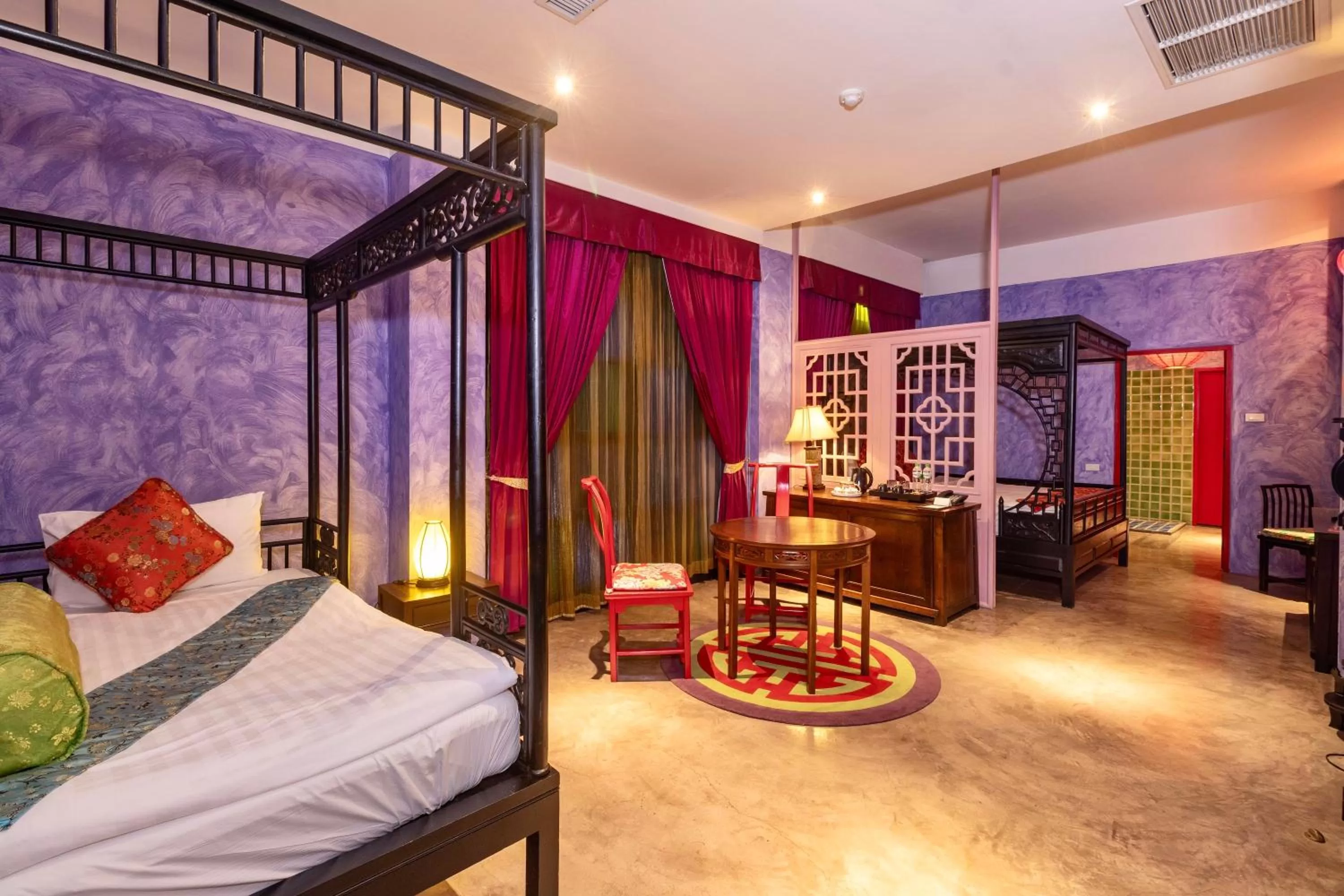 Seating area, Bed in Shanghai Mansion Bangkok