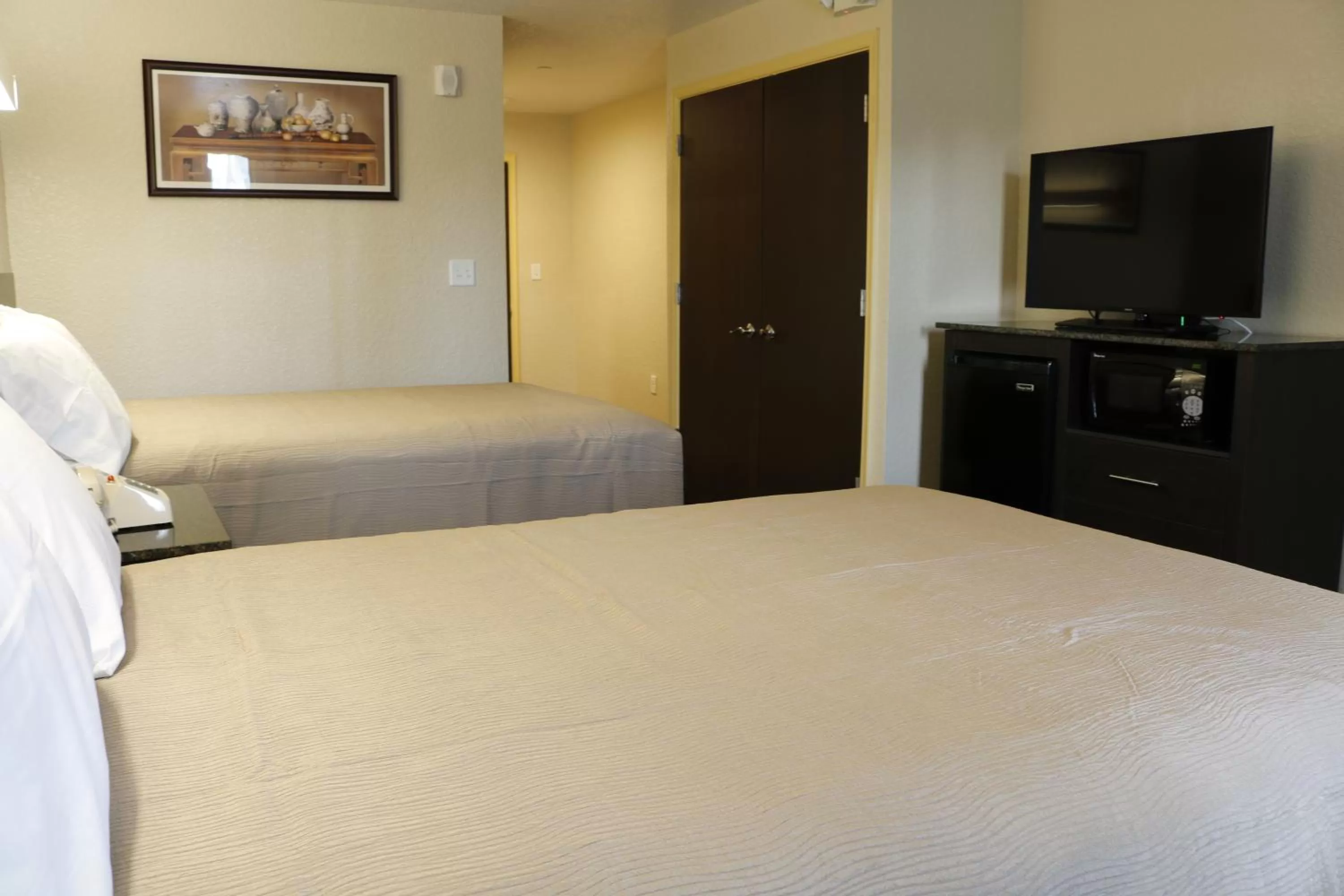 Bedroom, Bed in Pioneer Inn