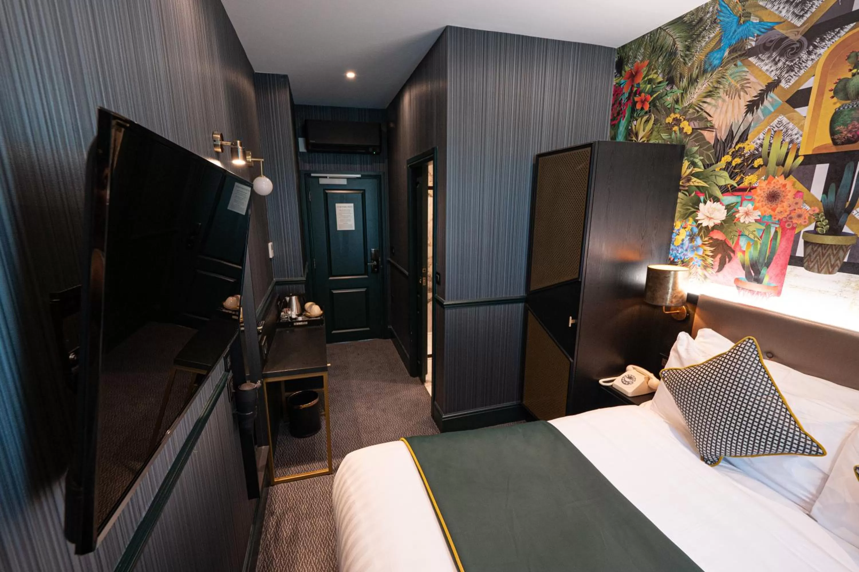 Photo of the whole room, Bed in Hyde Park Green