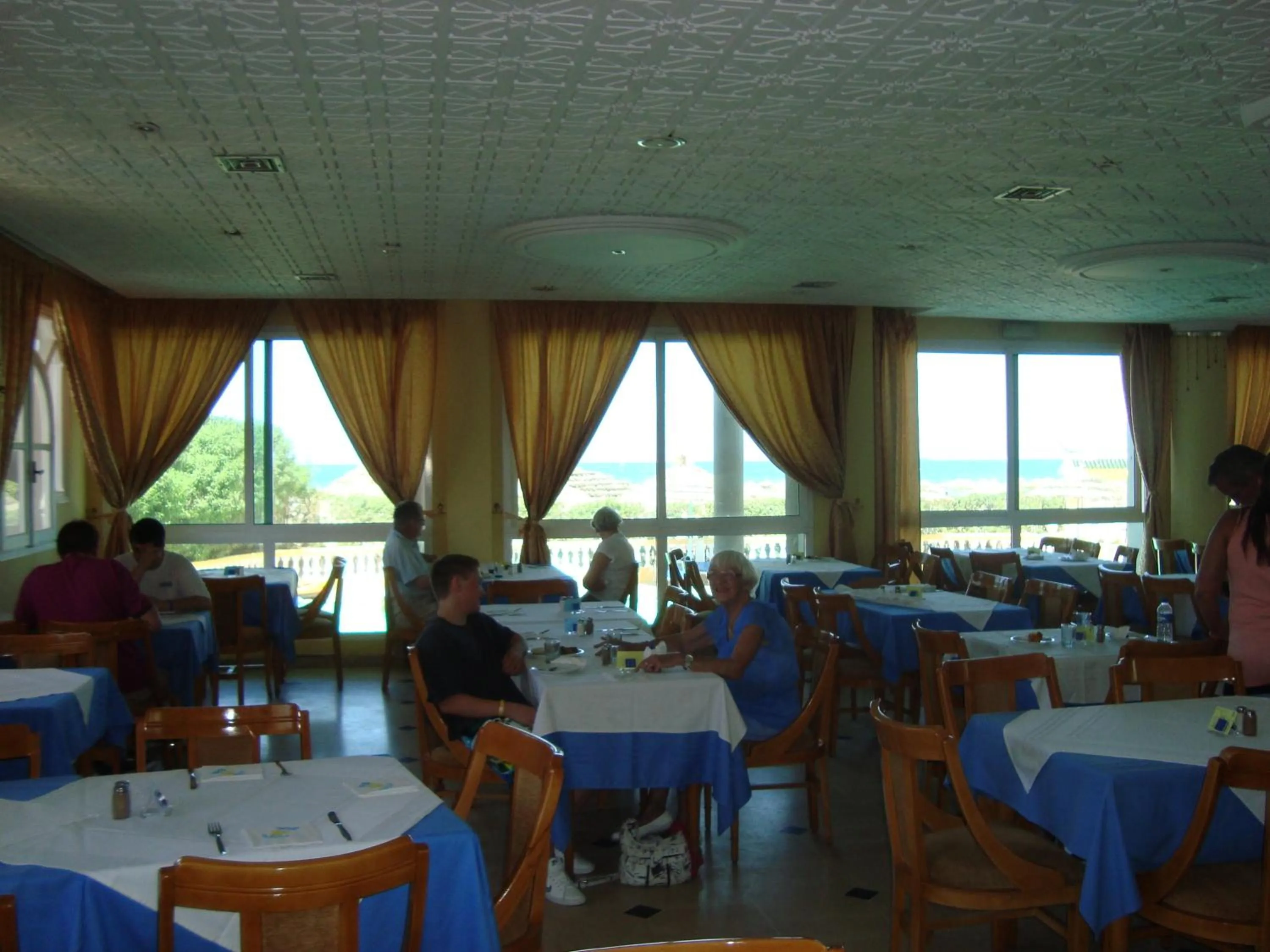 Restaurant/places to eat in Hotel Royal Beach