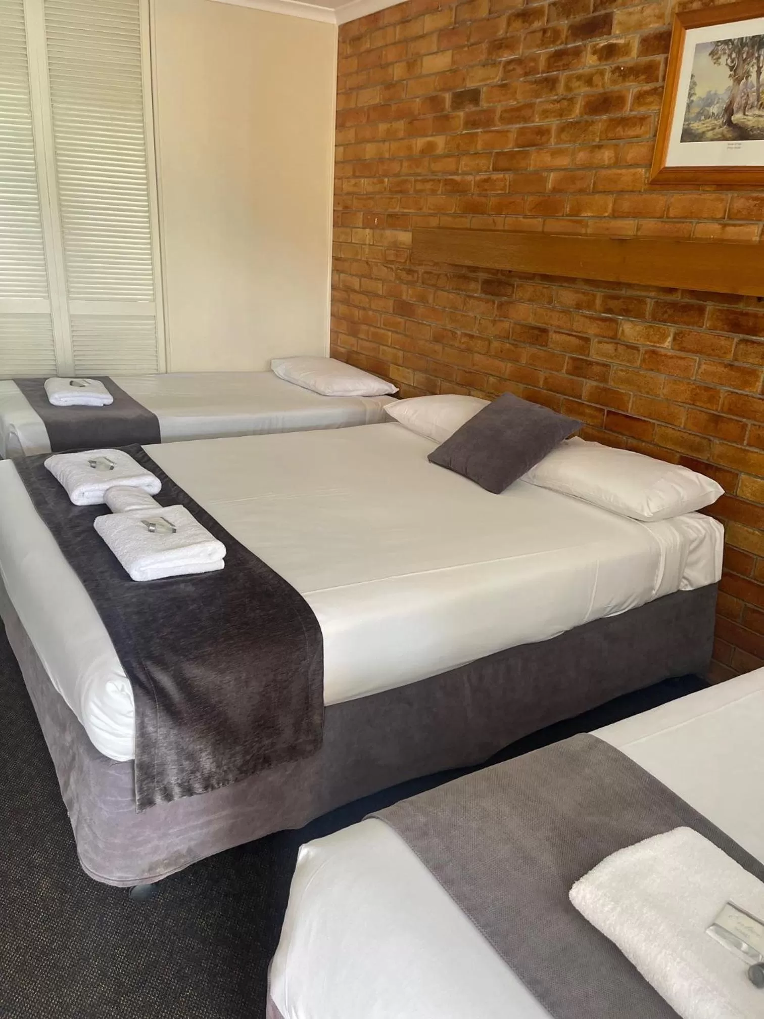 Bed in Avocado Motor Inn